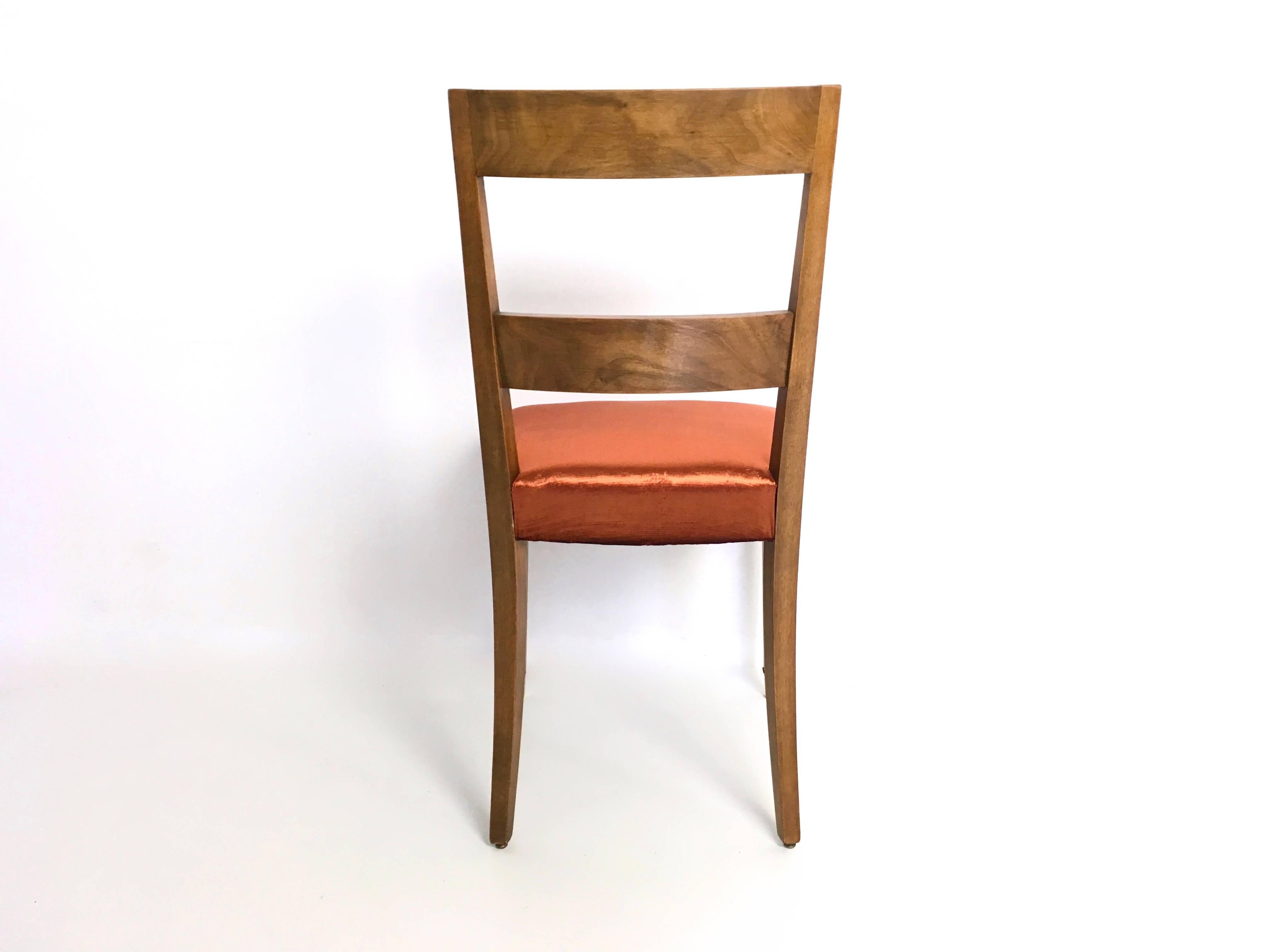 Satz von zehn Esszimmerstühlen aus orangefarbener Stoffpolsterung und Nussbaumholz, Italien im Angebot 4