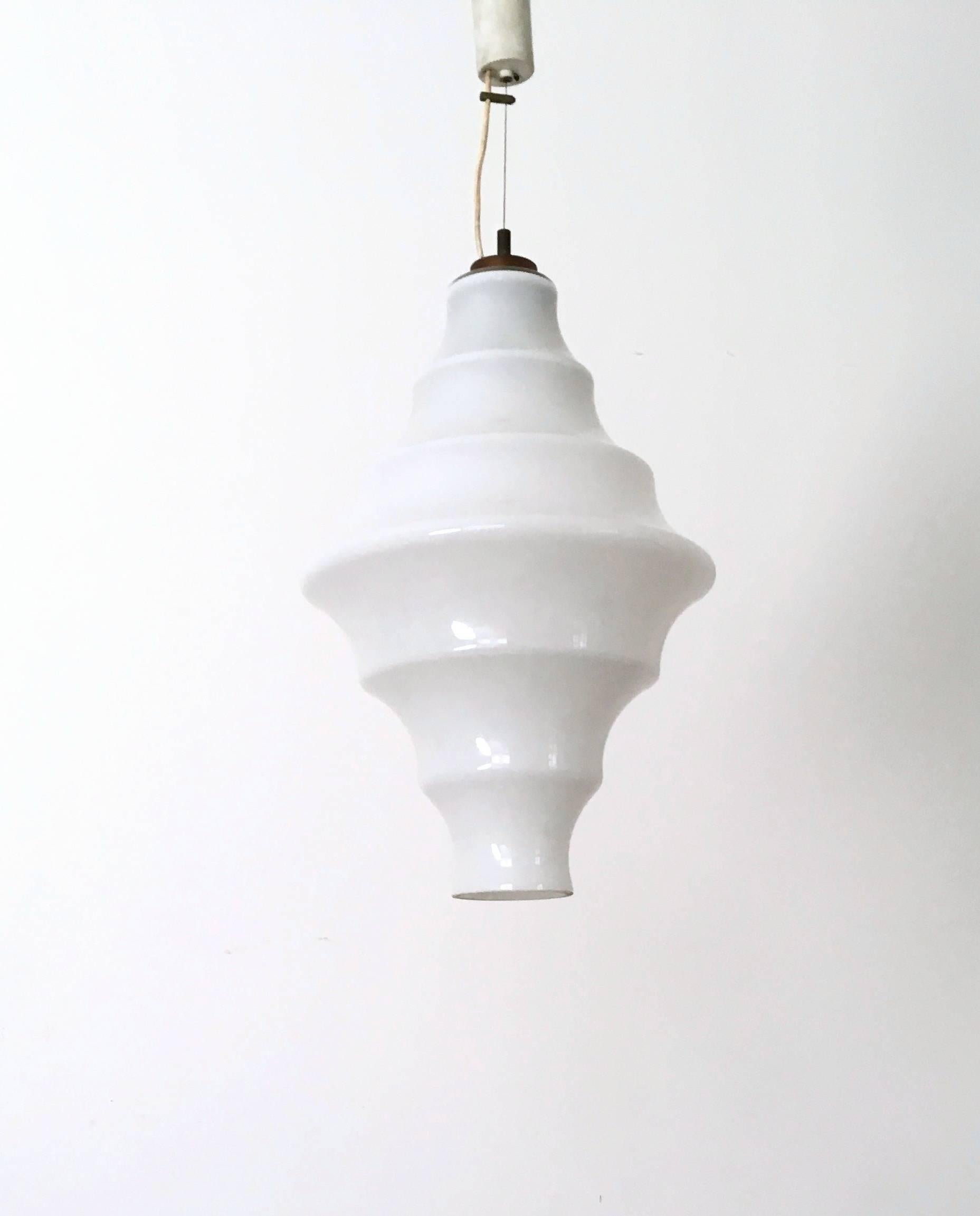 This pendant light was designed by Carlo Nason for Mazzega, Venice in the 1960s. It has an unusual scalloped blown white glass shade with adjustable wire.

Very good quality.