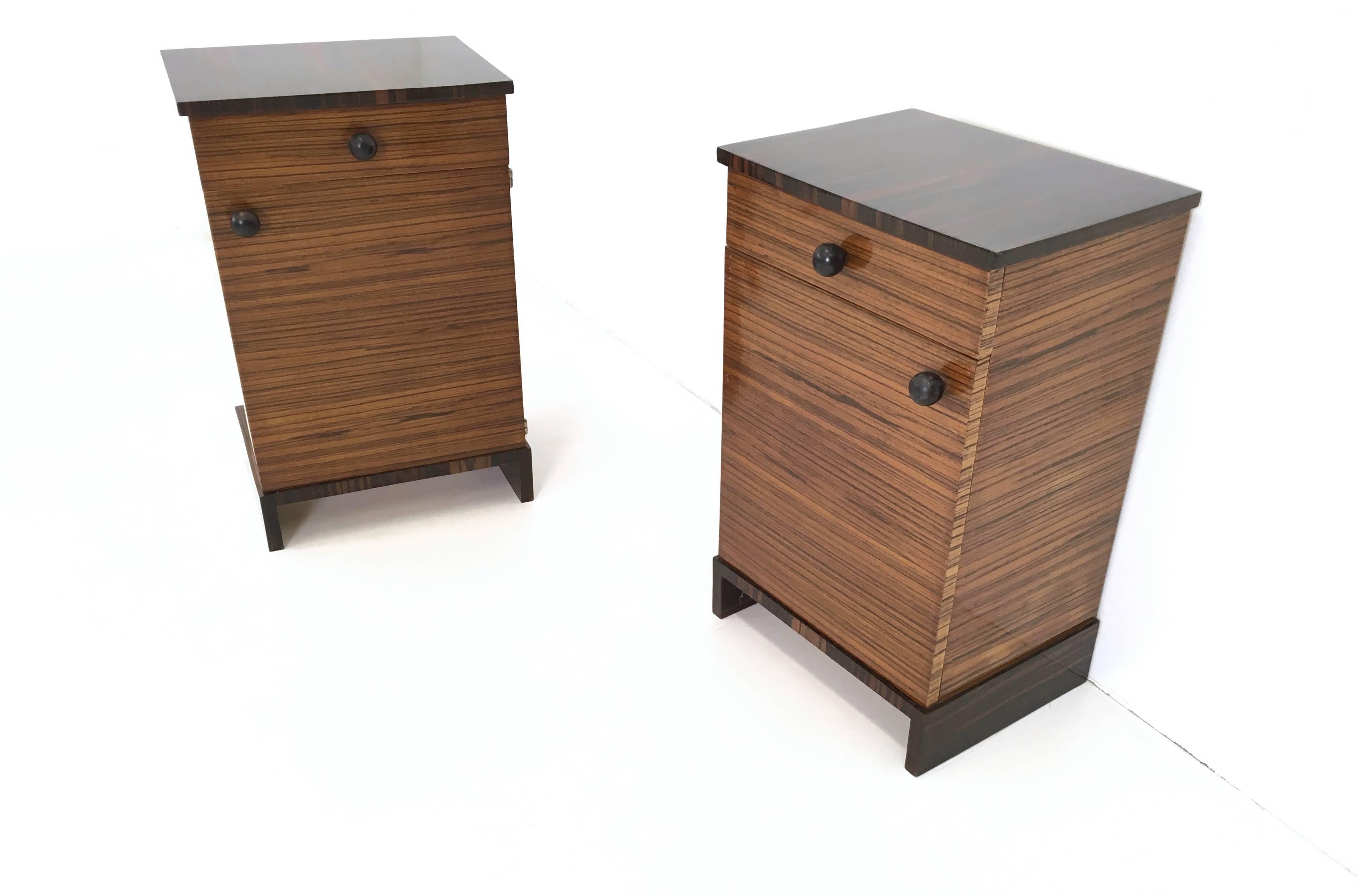 Pair of Art Deco Zebrawood and Macassar Ebony Bedside Tables, Italy, 1940s In Excellent Condition In Bresso, Lombardy