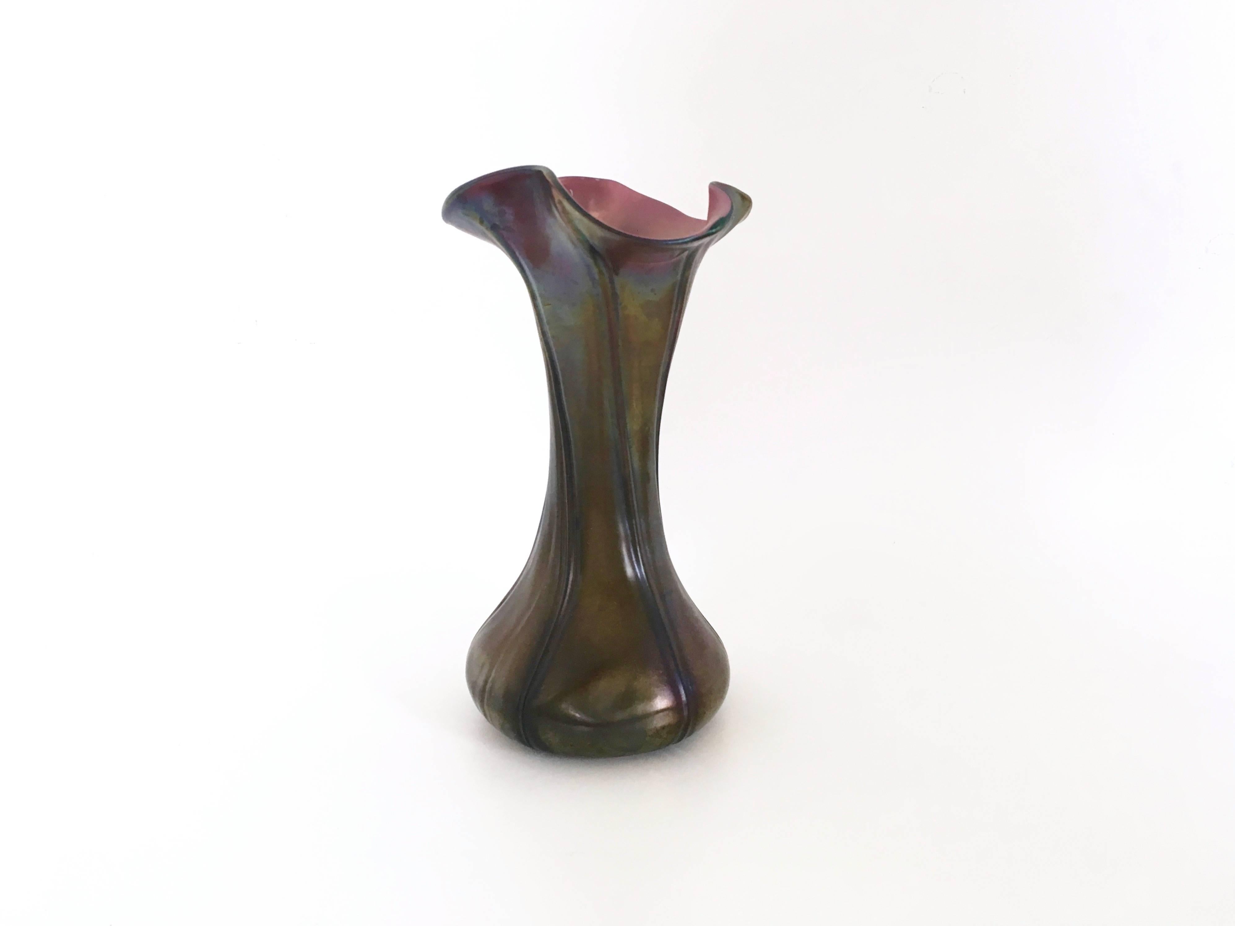 Vintage Art Deco Red and Green Iridescent Blown Glass Vase in the Style of Loetz In Good Condition For Sale In Bresso, Lombardy
