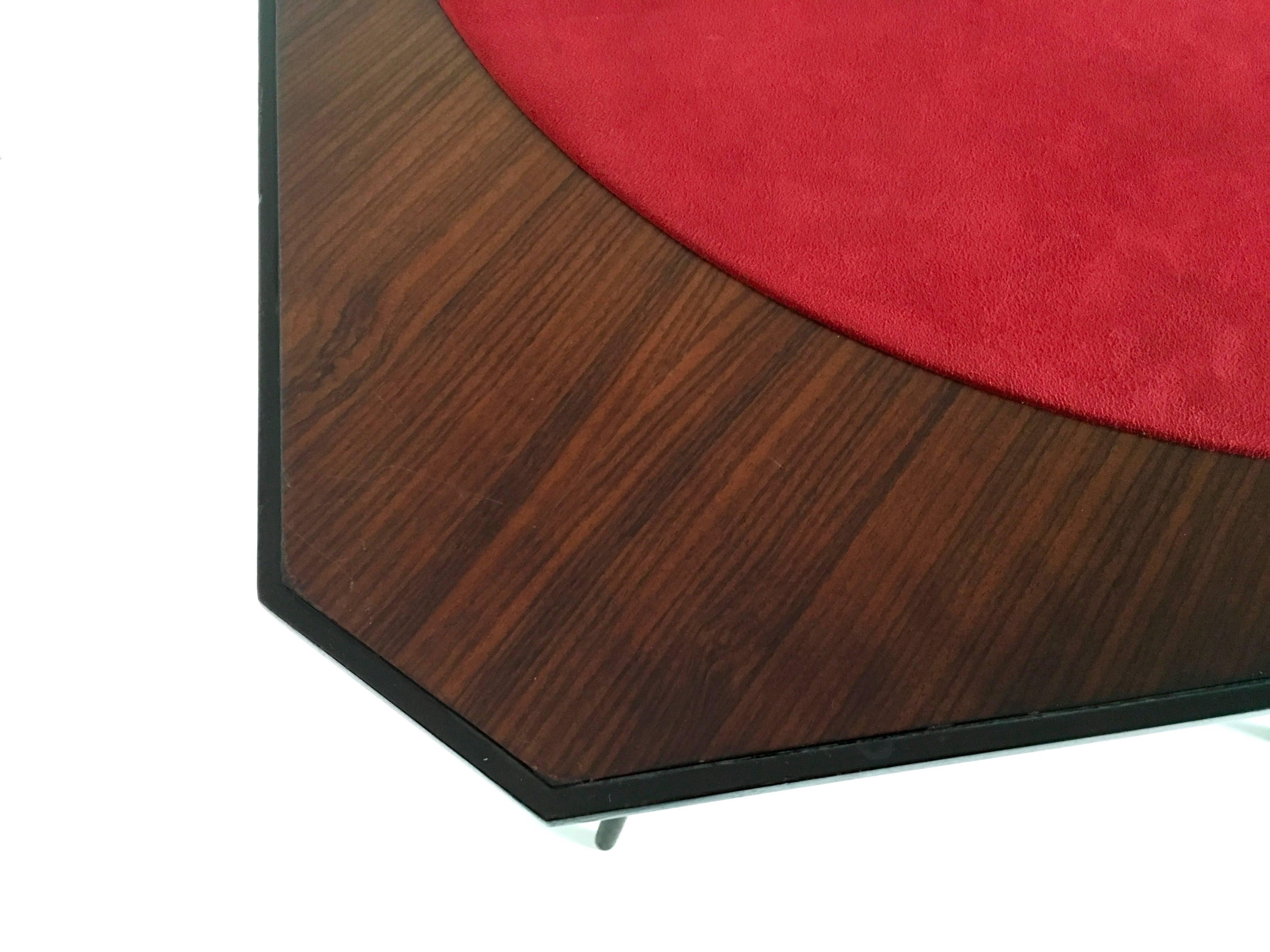 Milieu du XXe siècle Table de jeu de cartes en hêtre ébonisé Brun foncé Produit par Chiavari Plateau en tissu rouge en vente