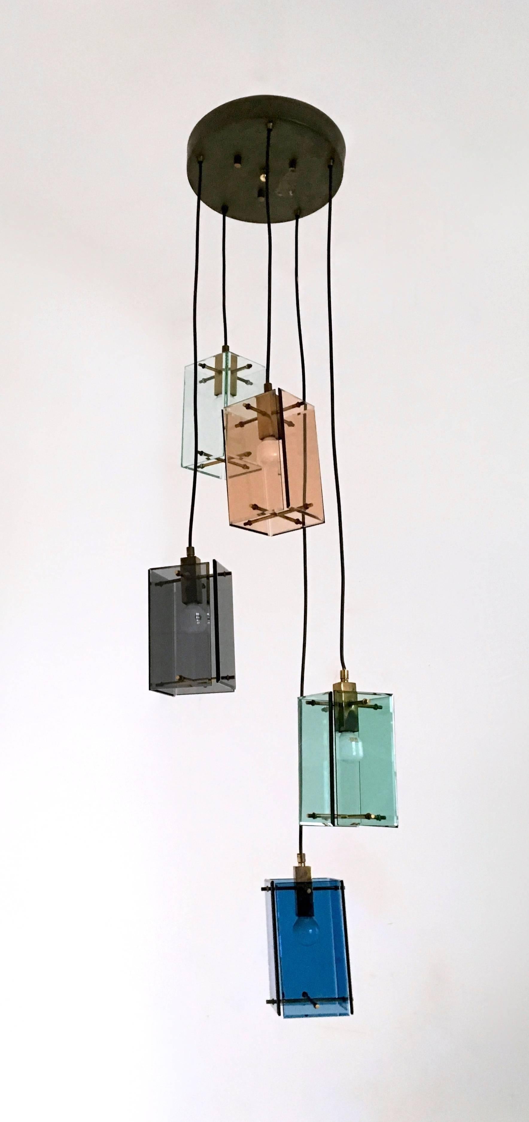 Fünfflammige Kronleuchter-Hängelampe aus farbigem Glas und Messing im Stil von Fontana Arte (Moderne der Mitte des Jahrhunderts) im Angebot