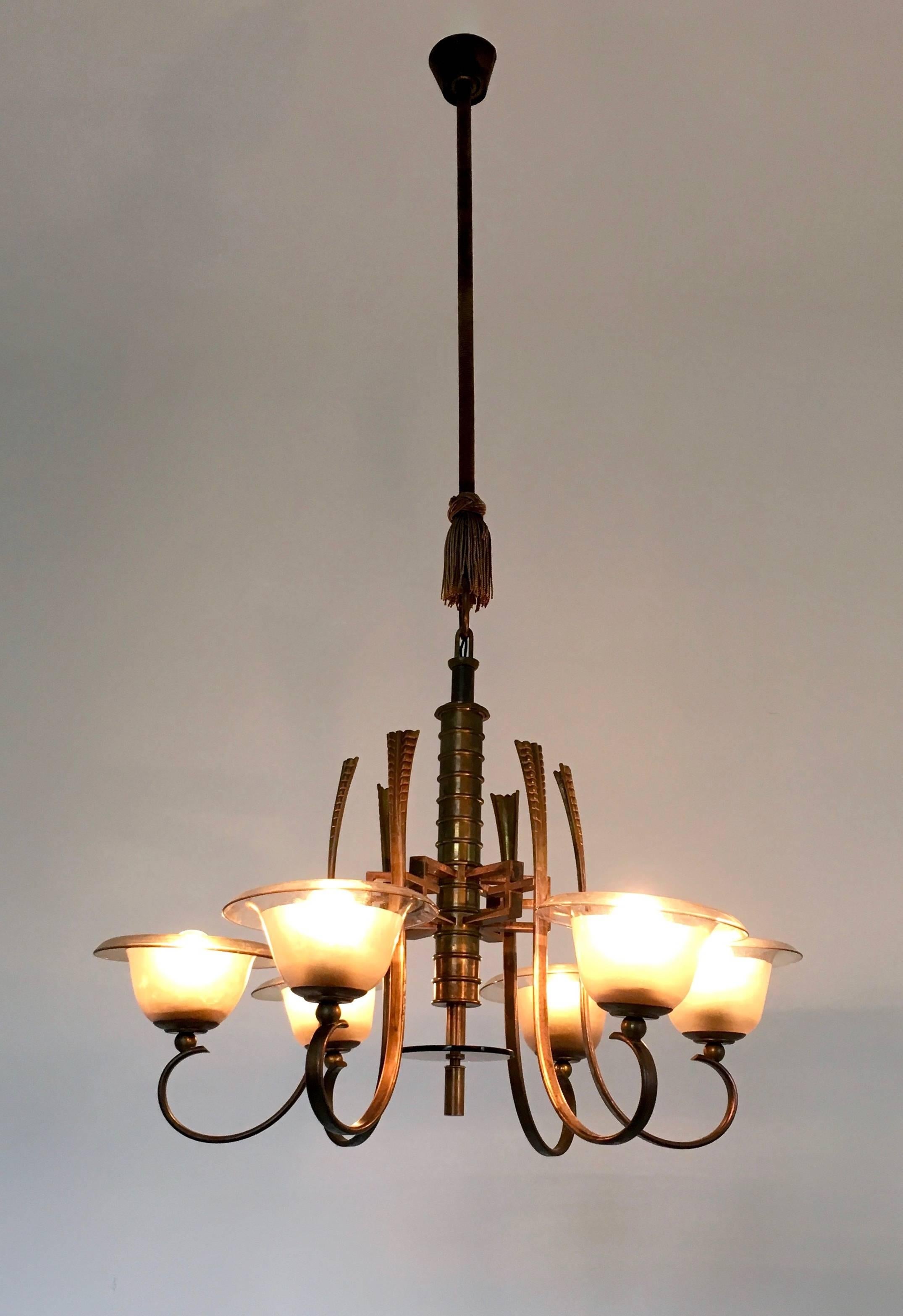Made in Italy, 1930s.
It is made in blown and glass and features a brass frame.
This chandelier is a vintage piece, therefore it might show slight traces of use, but it can be considered as in very good and working original condition. 

Diameter: 75