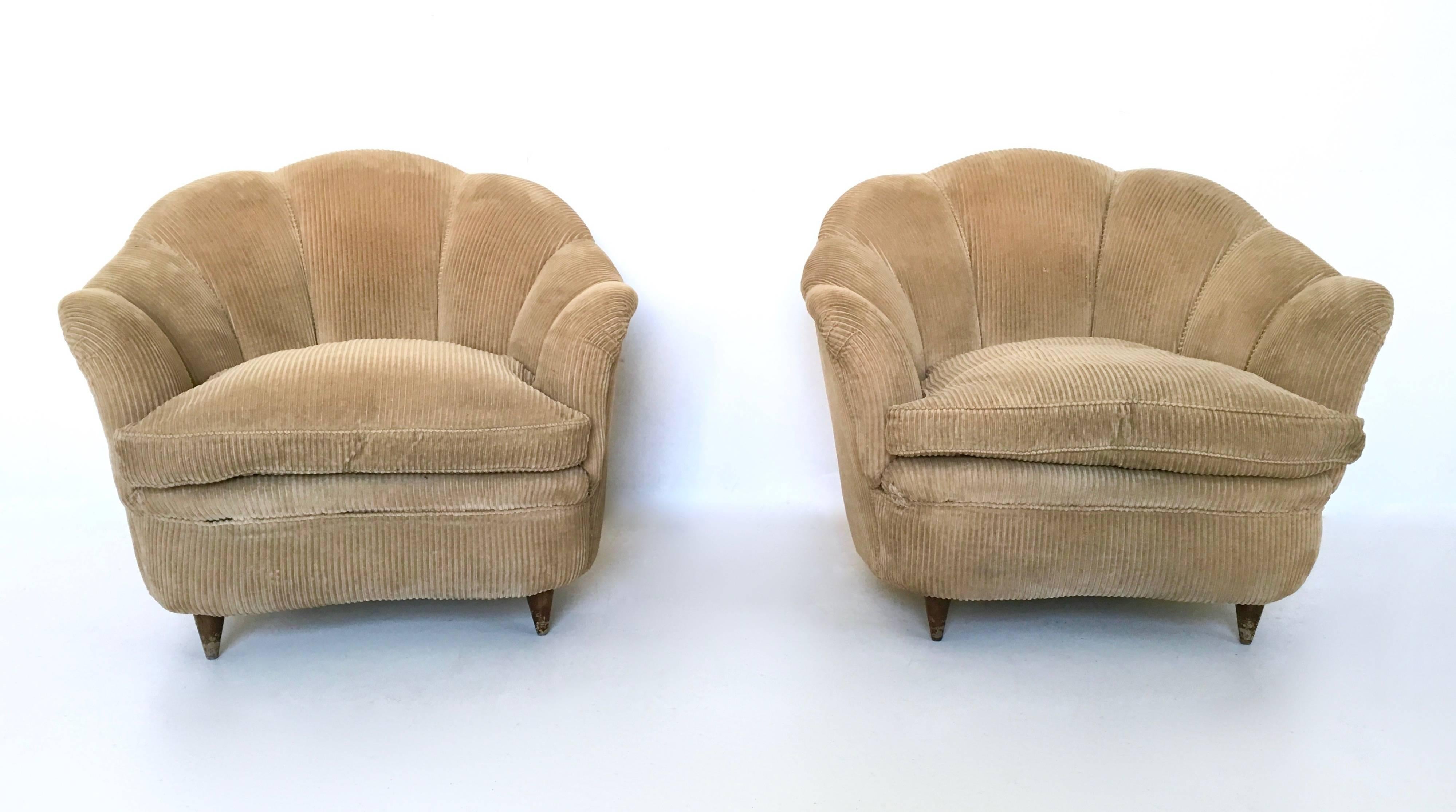 Pair of Italian velvet armchairs attributed to Guglielmo Ulrich, 1940s-1950s. Covered in velvet.
In fair condition.