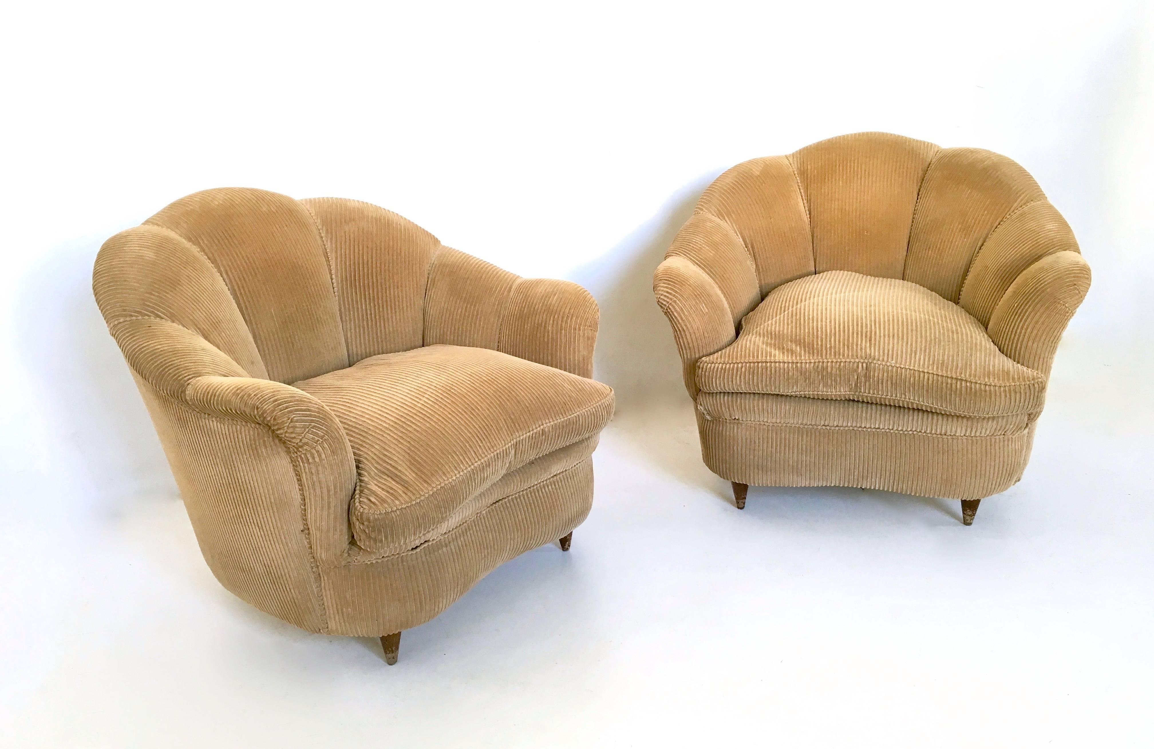 Pair of Italian Velvet Armchairs Attributed to Guglielmo Ulrich, 1940s-1950s In Fair Condition In Bresso, Lombardy