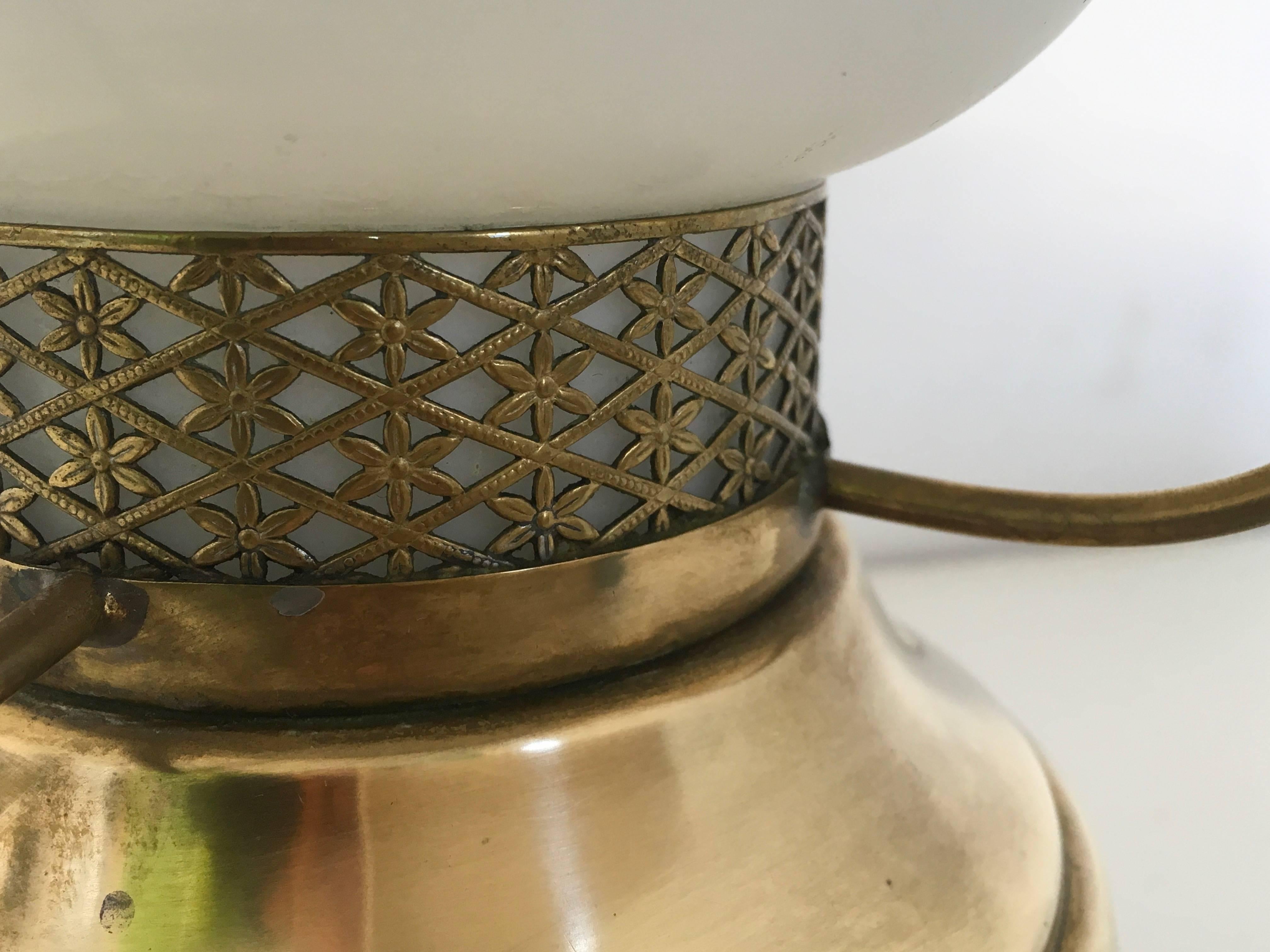 Elegante Vintage-Tischlampe aus Messing und ummanteltem Glas aus Messing, Italien im Angebot 1