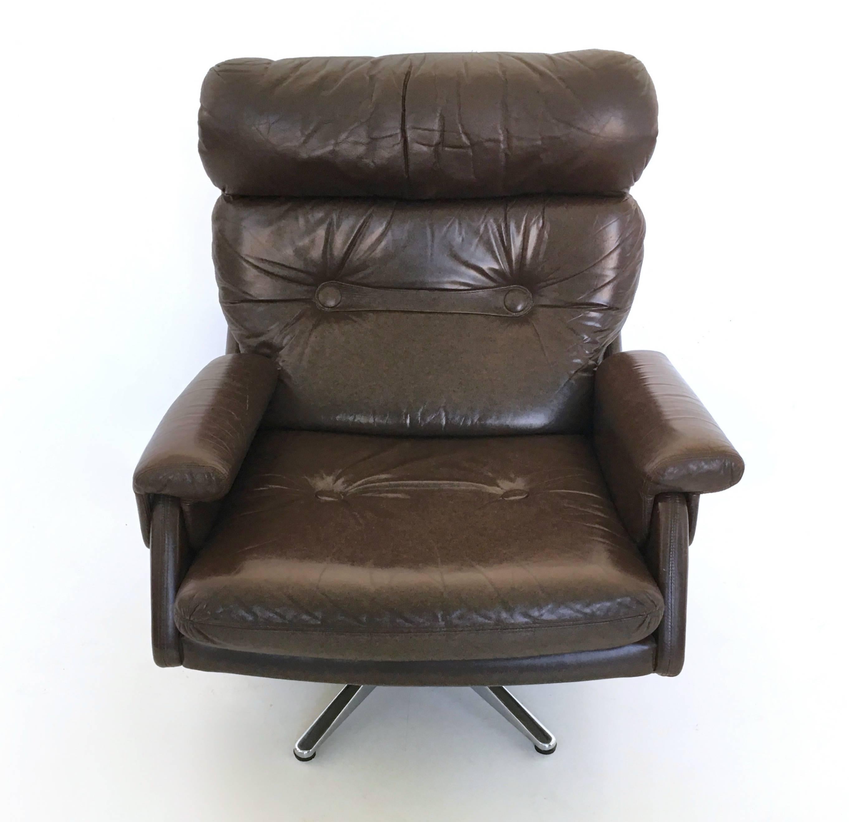 Leather swivel recliner, Italy, 1970s. Armrests can be removed.
In excellent condition.

    