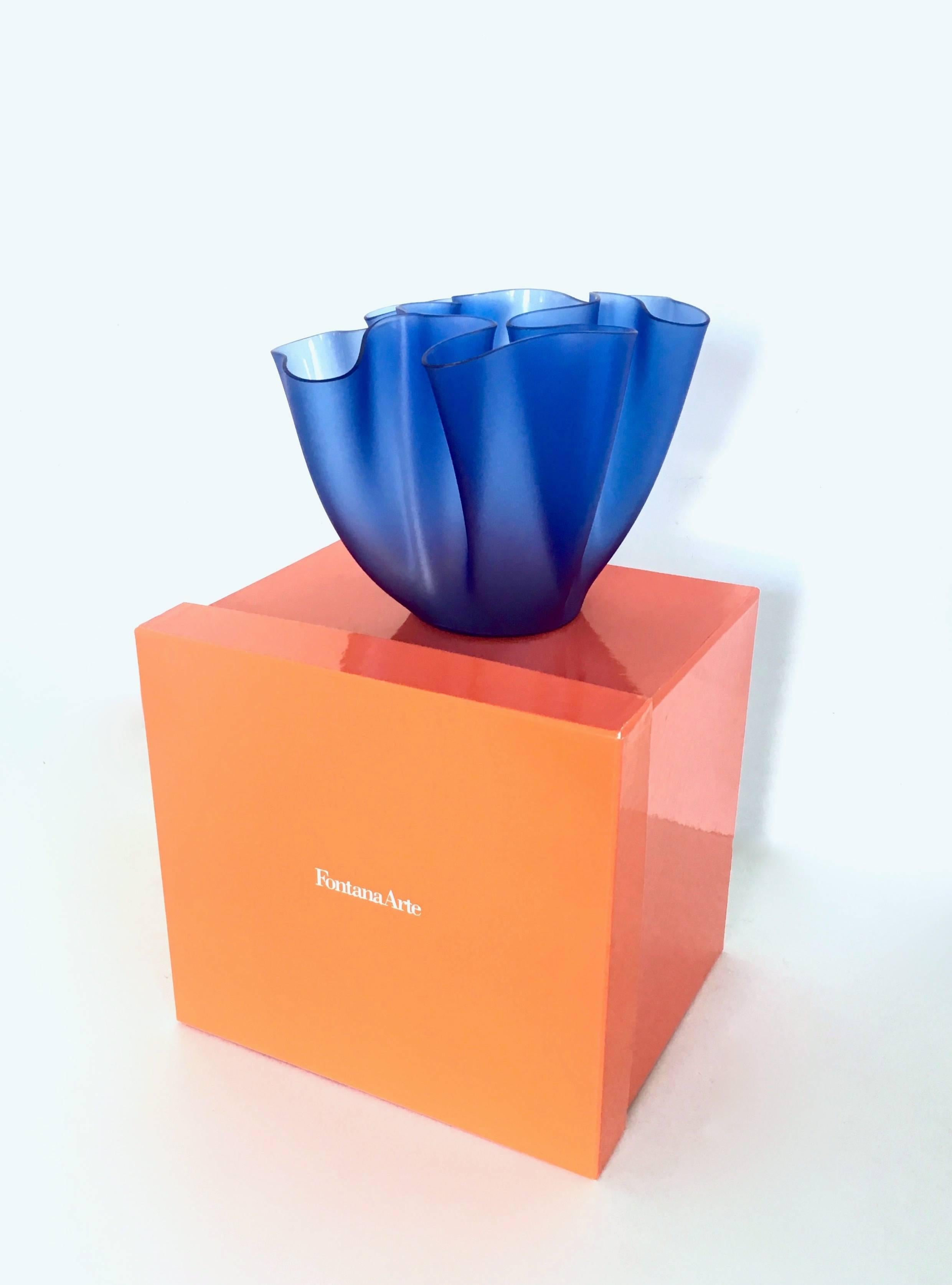This is a rare and decorative vase designed by Pietro Chiesa in 1932 and manufactured by Fontana Arte.
It is made of etched glass and has a very nice ‘Cartoccio’ (paper bag) shape.
Since the manufacturing process of these vases was manual, each