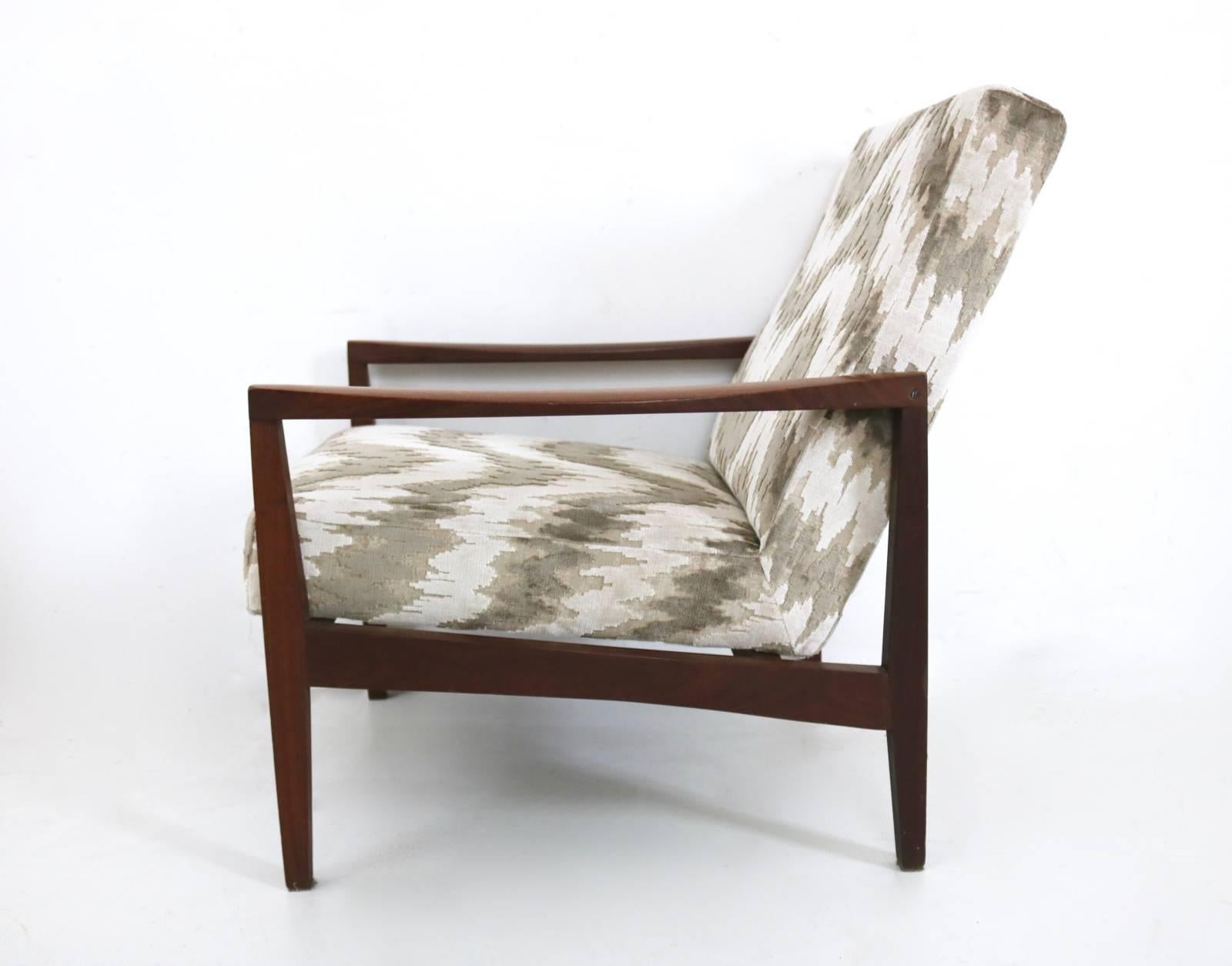 Italian Pair of Midcentury Wood and Patterned Beige and White Fabric Armchairs, Italy