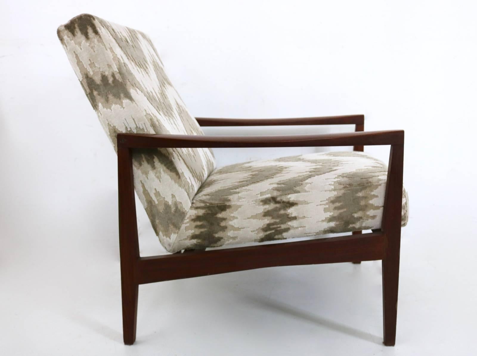 Pair of Midcentury Wood and Patterned Beige and White Fabric Armchairs, Italy In Excellent Condition In Bresso, Lombardy