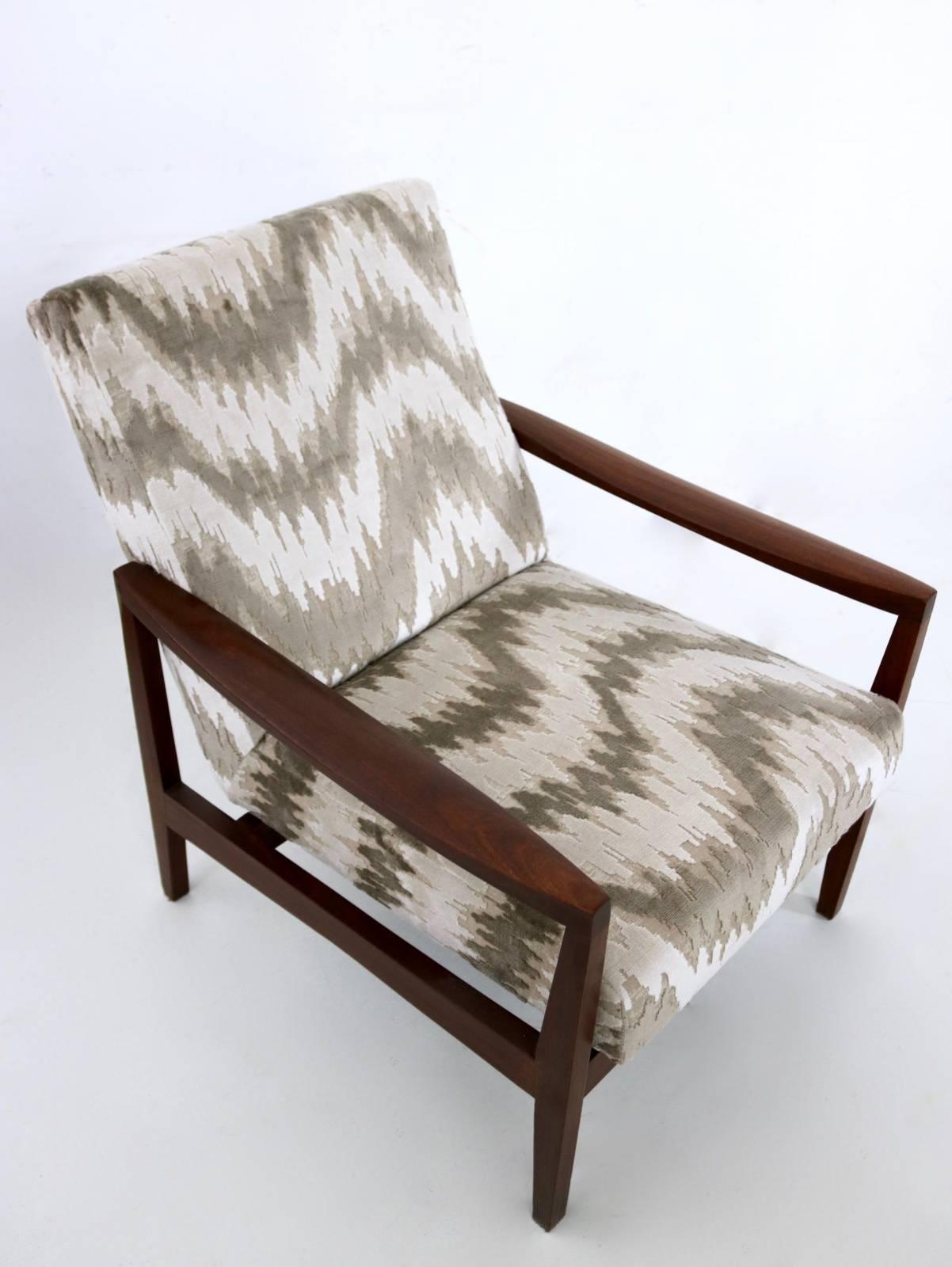 Mid-20th Century Pair of Midcentury Wood and Patterned Beige and White Fabric Armchairs, Italy