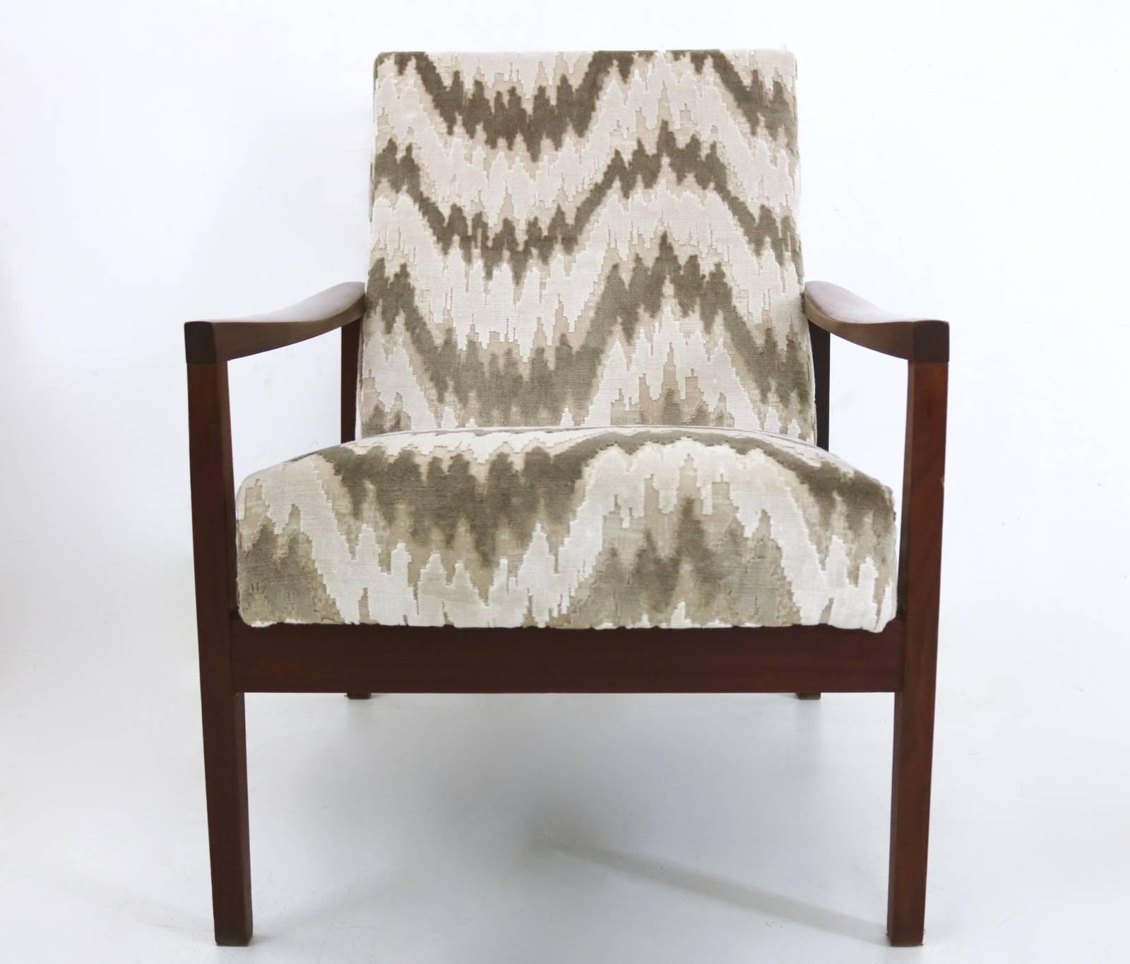 Mid-Century Modern Pair of Midcentury Wood and Patterned Beige and White Fabric Armchairs, Italy