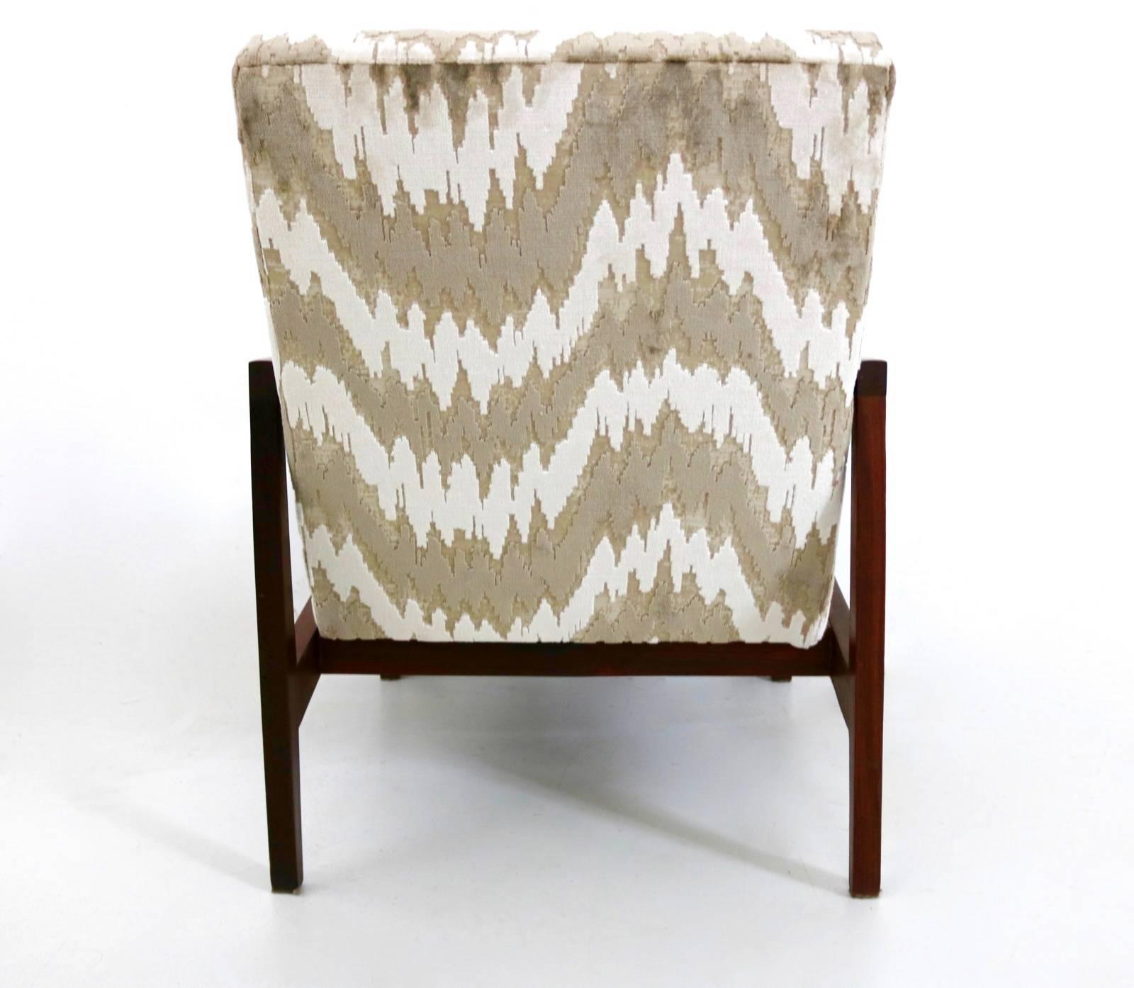 Pair of Midcentury Wood and Patterned Beige and White Fabric Armchairs, Italy 1