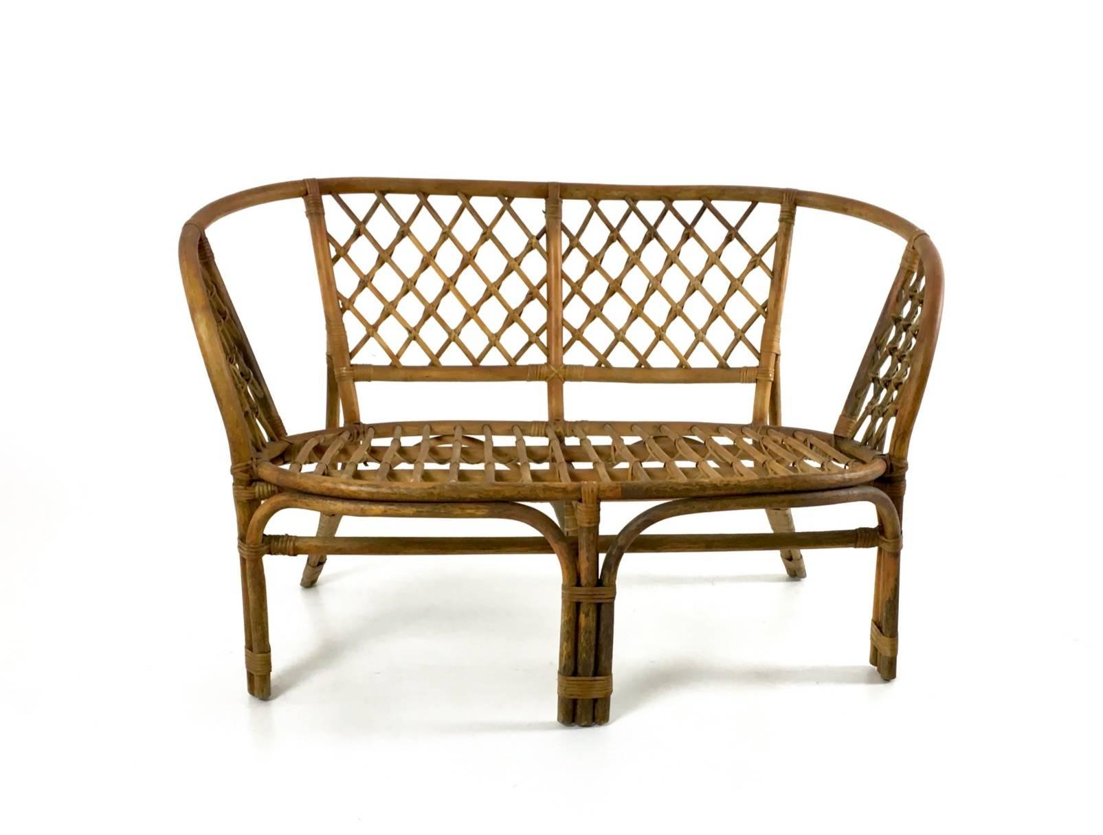 Made in wicker. 
In excellent original condition. 

Armchairs: 70 x 64 H 72 cm.
Sofa: 113 x 64 h 72 cm