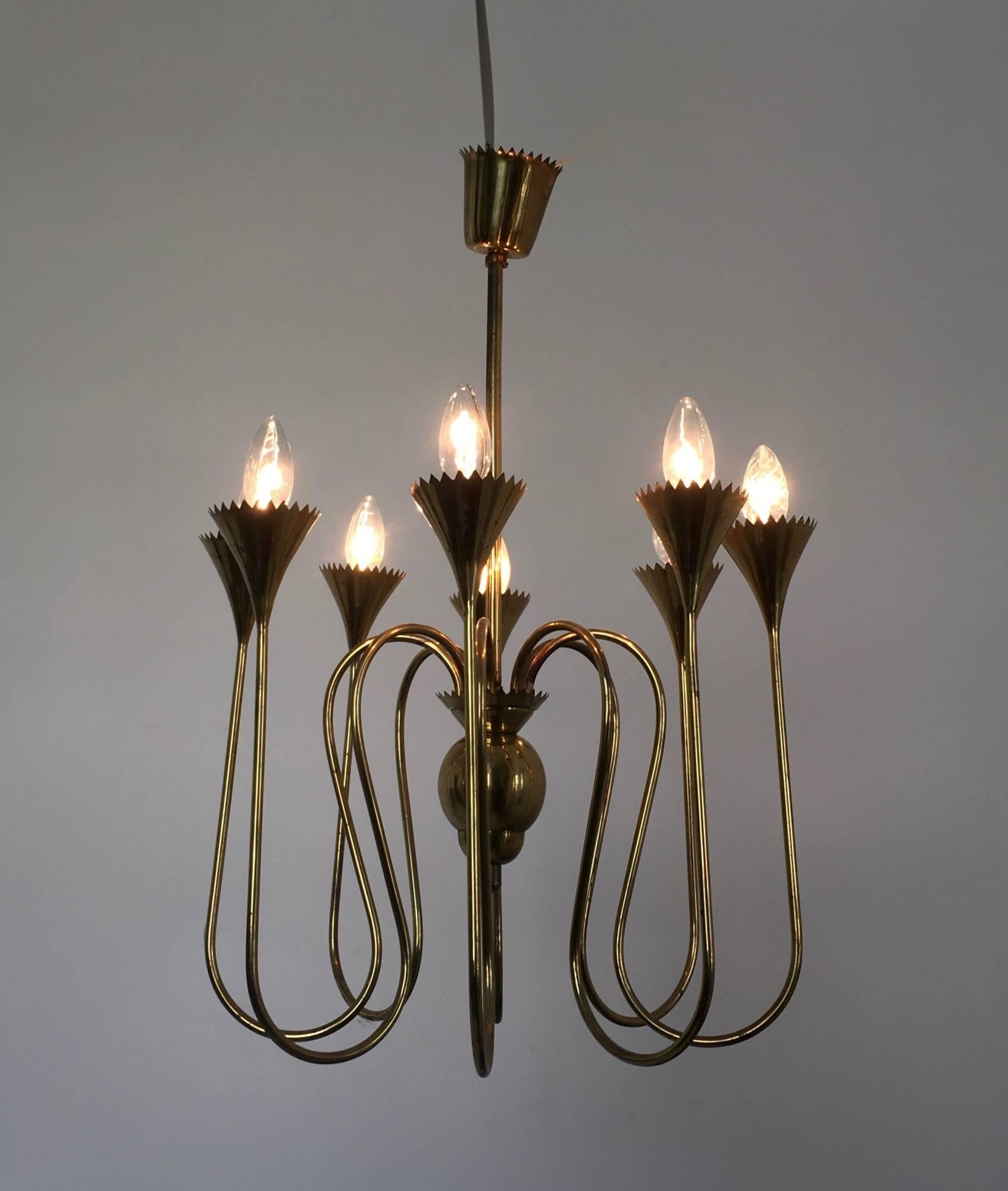 Made in Italy, 1940s.
It features a brass structure.
This chandelier is a vintage piece, therefore it might show slight traces of use, but it can be considered as in excellent original condition. 

Measures: Diameter: 45 cm
Height: 74 cm.