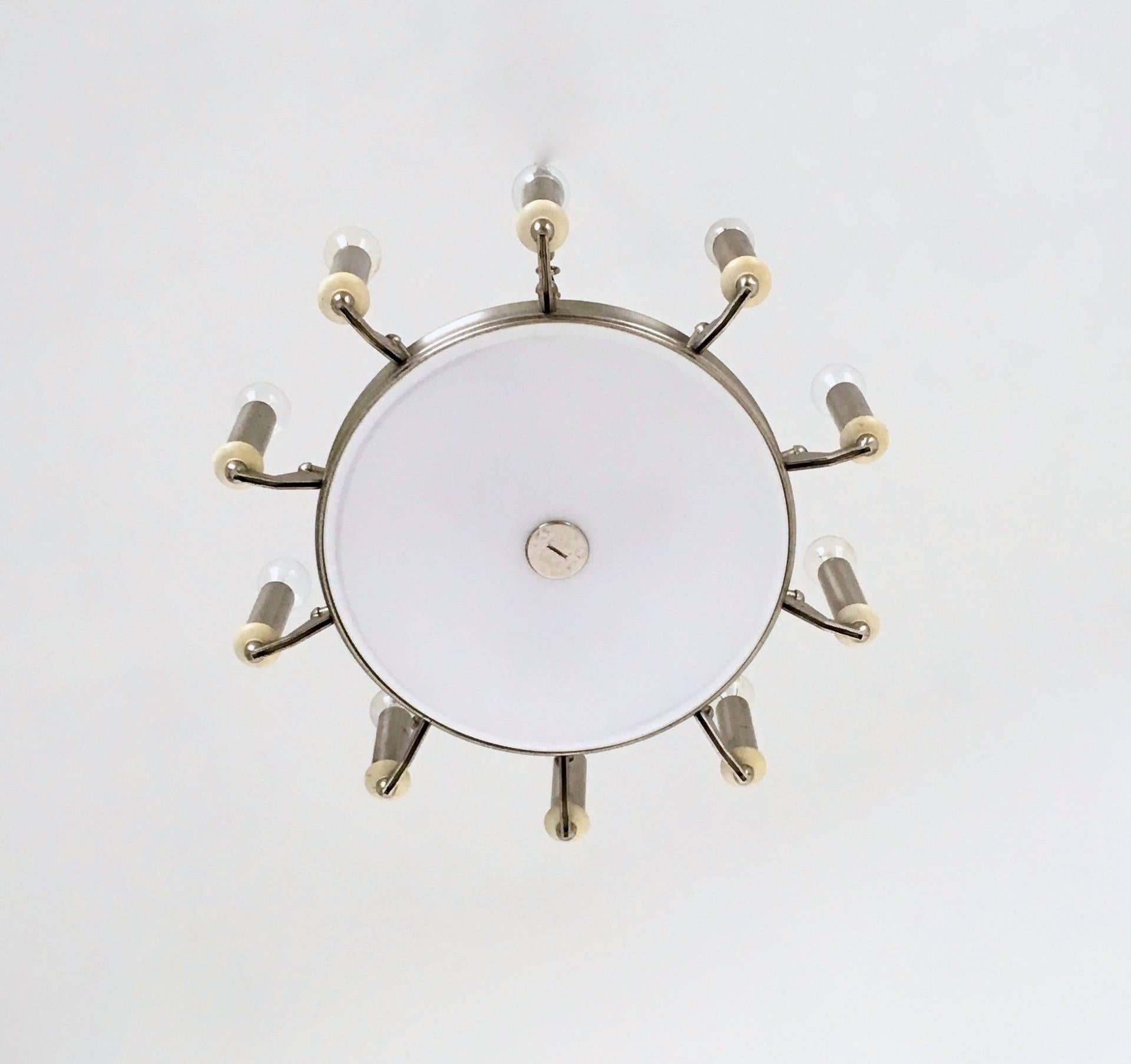 Vintage Art Deco 10-Light Round Varnished Metal Chandelier, Italy In Excellent Condition For Sale In Bresso, Lombardy