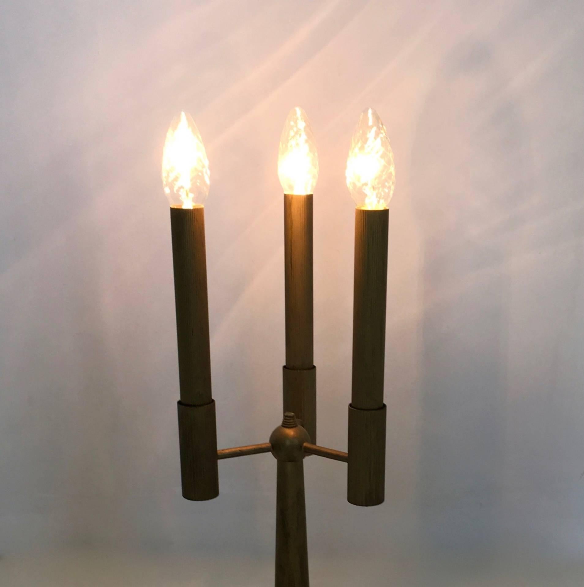 Vintage Three-Arm Brass Table Lamp with a Candelabra Design, Italy In Excellent Condition For Sale In Bresso, Lombardy