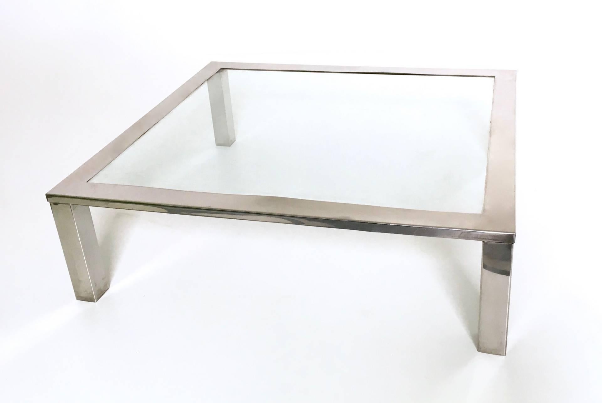 This coffee table features a chrome-plated metal frame and a glass top.
It might show slight traces of use since it's vintage, but it can be considered as in good / fair original condition.

Width: 120 cm 
Depth: 110 cm 
Height: 36 cm