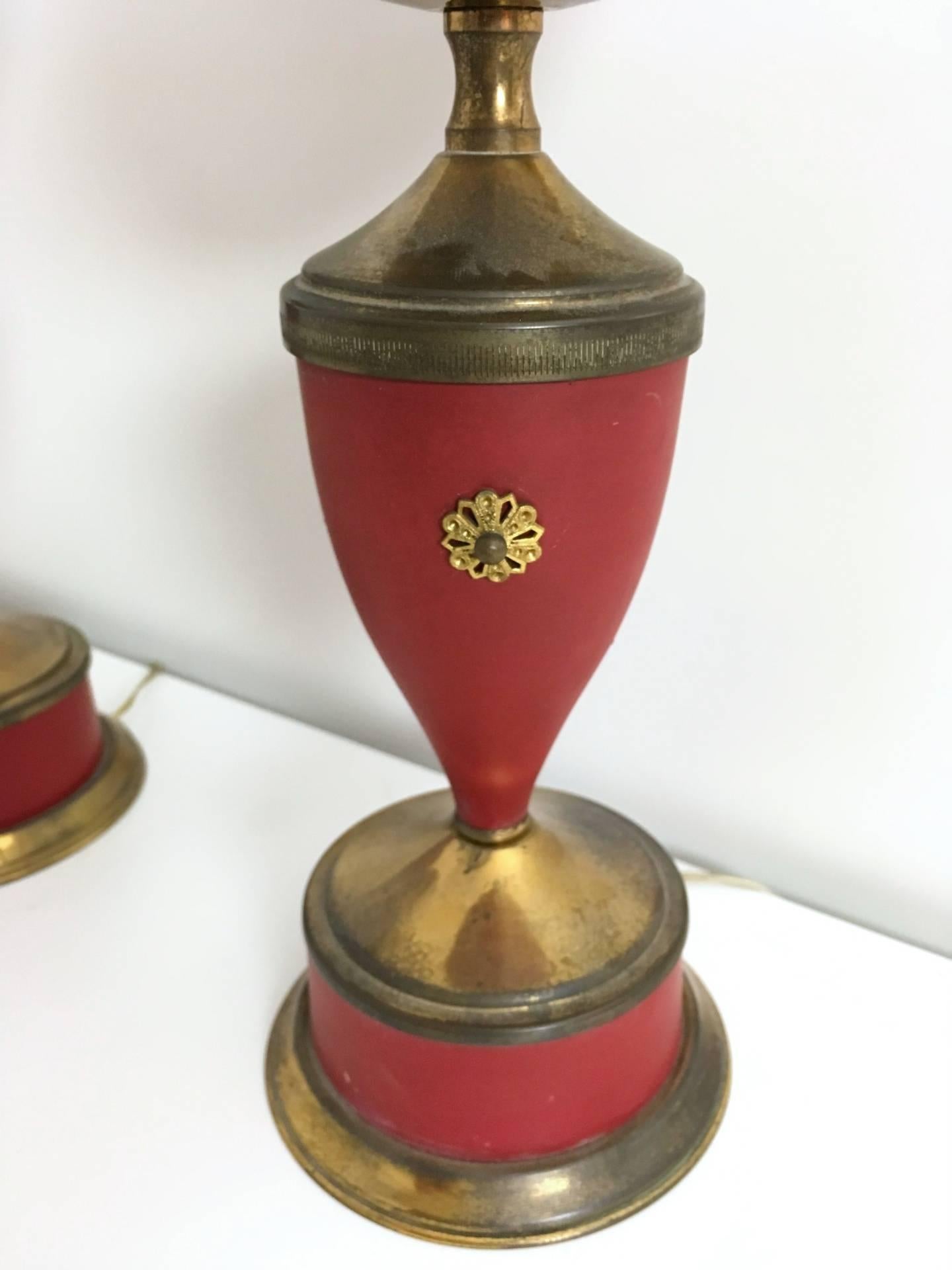 Vintage Pair of Red Varnished Metal, Brass and Glass Table Lamps, Italy In Good Condition For Sale In Bresso, Lombardy