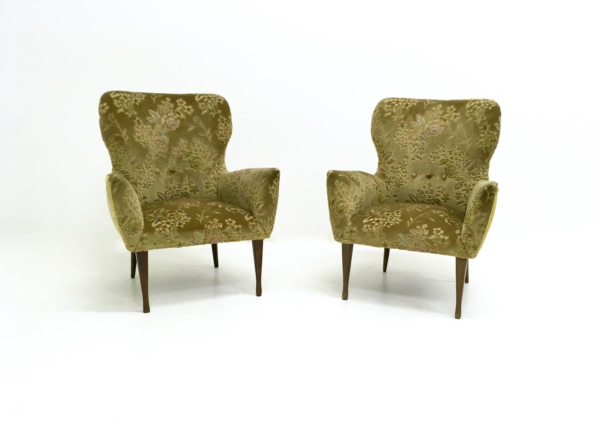 They feature a wood structure and are upholstered in their original velvet.
In good original condition.