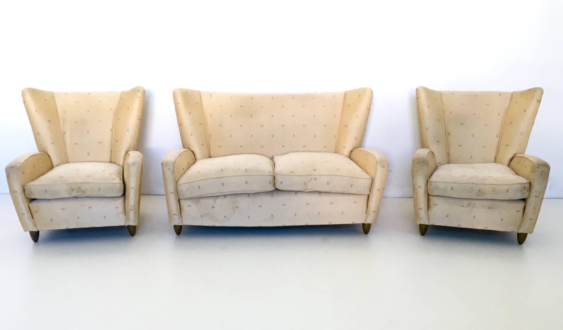 Hergestellt in Italien, 1950er Jahre.
Die Besonderheit dieser Garnitur ist, dass sowohl das Sofa als auch die Sessel mit konischen Füßen aus Messing ausgestattet sind.
Ihr Stoff ist original, und wie Sie sehen können, müssen sie neu gepolstert