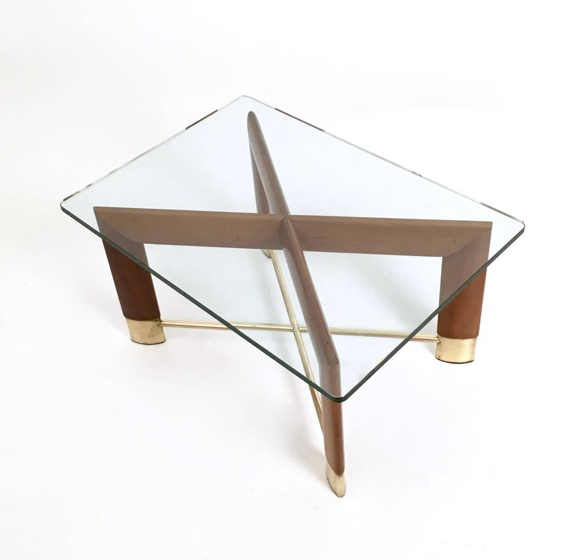 Walnut and Glass Coffee Table in the Style of Fontana Arte, Italy, 1970s In Excellent Condition In Bresso, Lombardy