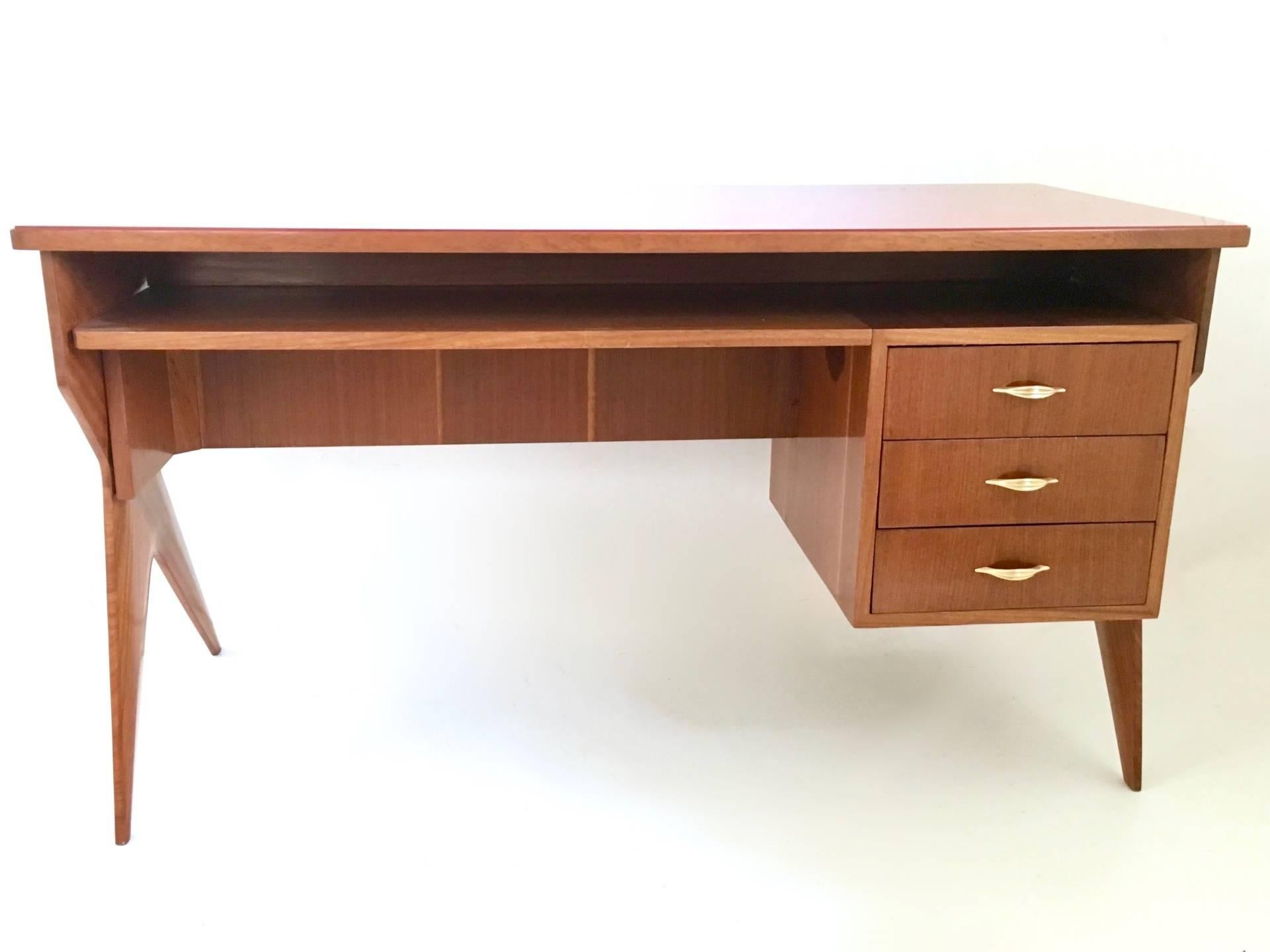 Made in mahogany and features a back-painted glass top and brass parts.
It has been restored and polished with shellac.
In perfect condition.