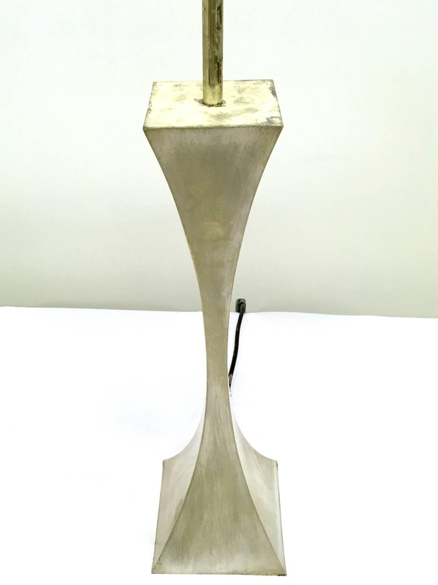 italien Lampe de table postmoderne Mod. « Piramide » de Tonello et Montagna Grillo, Italie 1972 en vente
