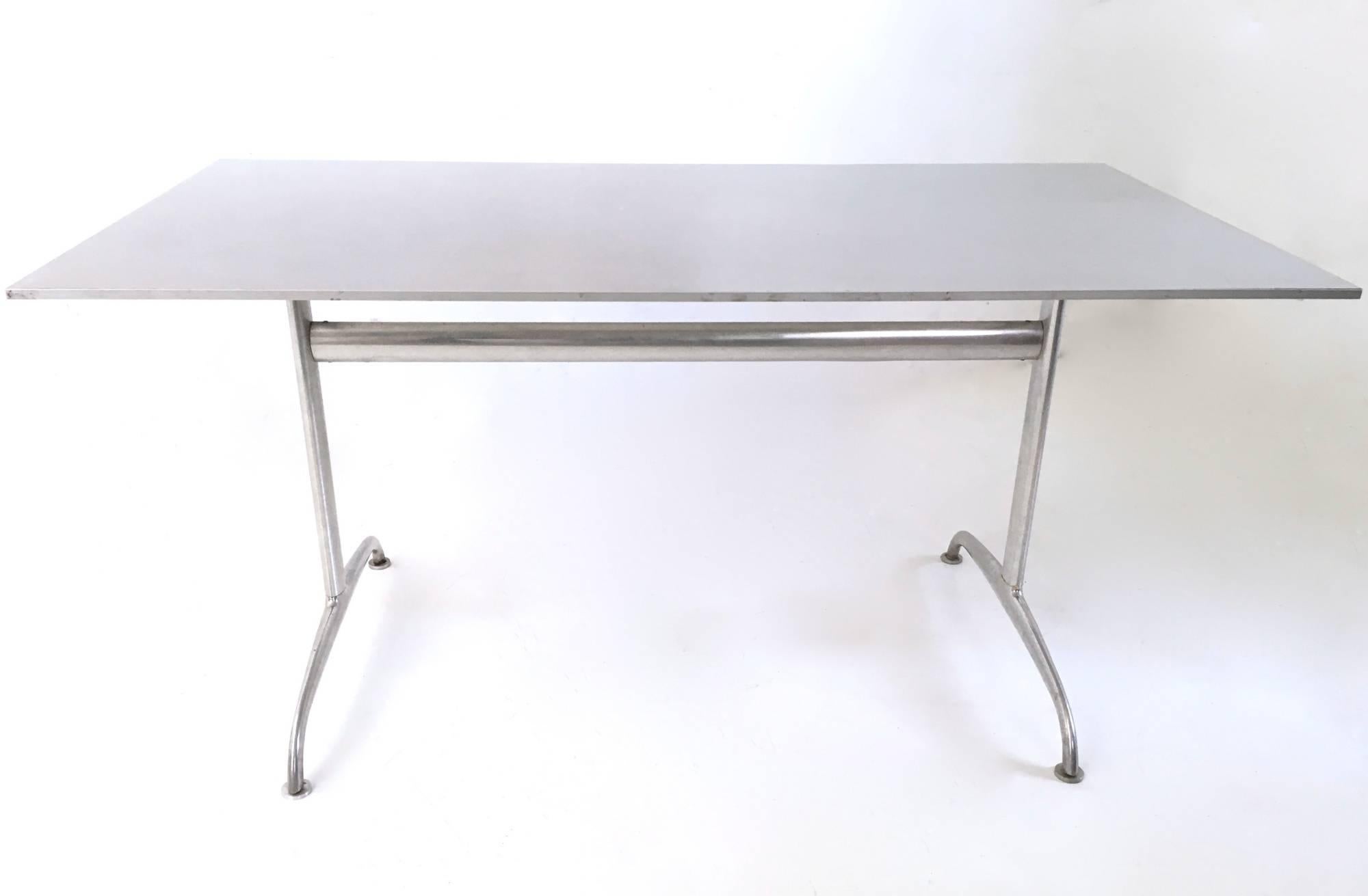 Made in aluminum.
It is in excellent original condition but may show traces of use on the top, which are imperceptible.