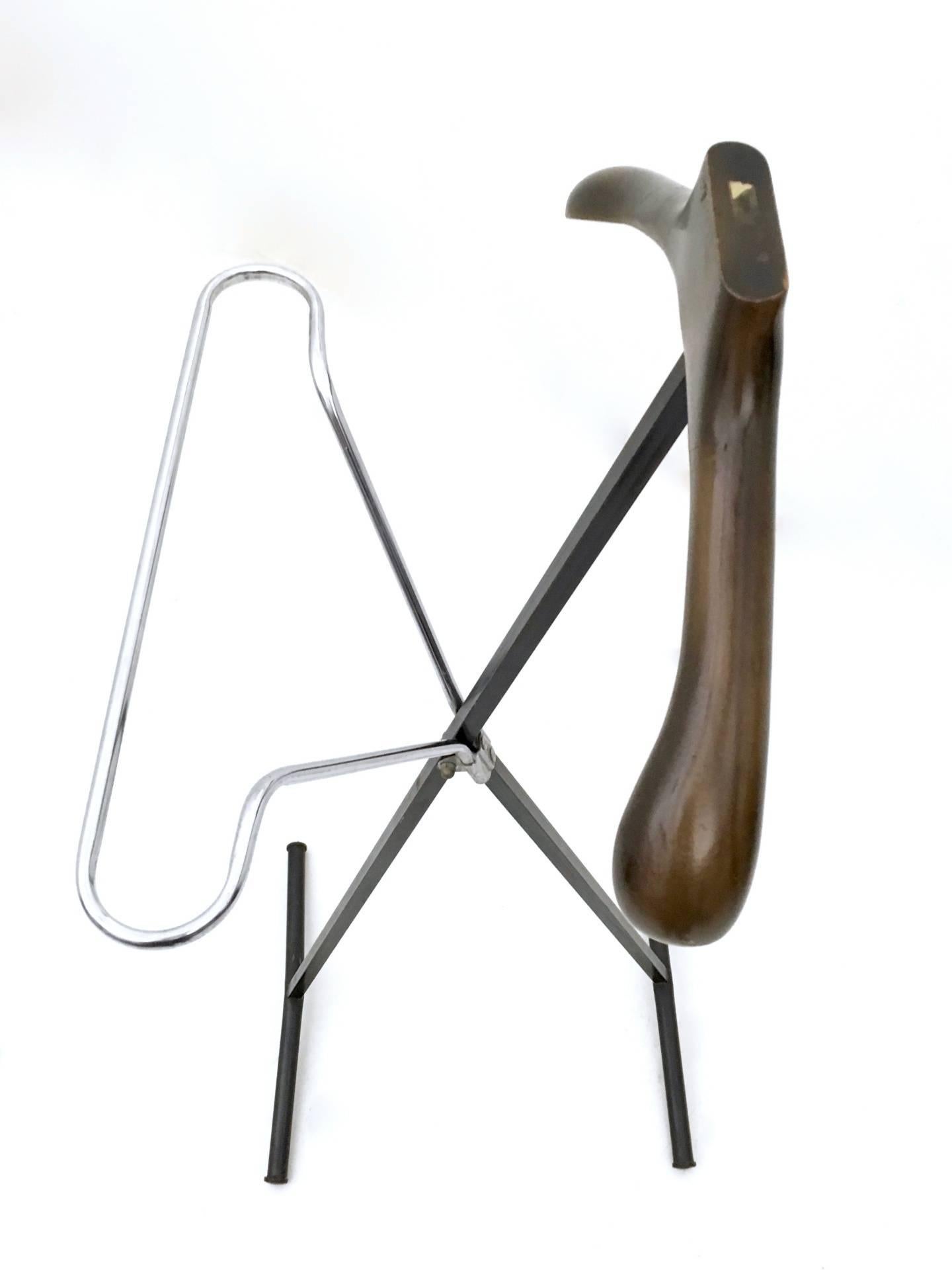 Ebonized Beech and Varnished Metal Valet, Italy, 1950s-1960s In Excellent Condition In Bresso, Lombardy