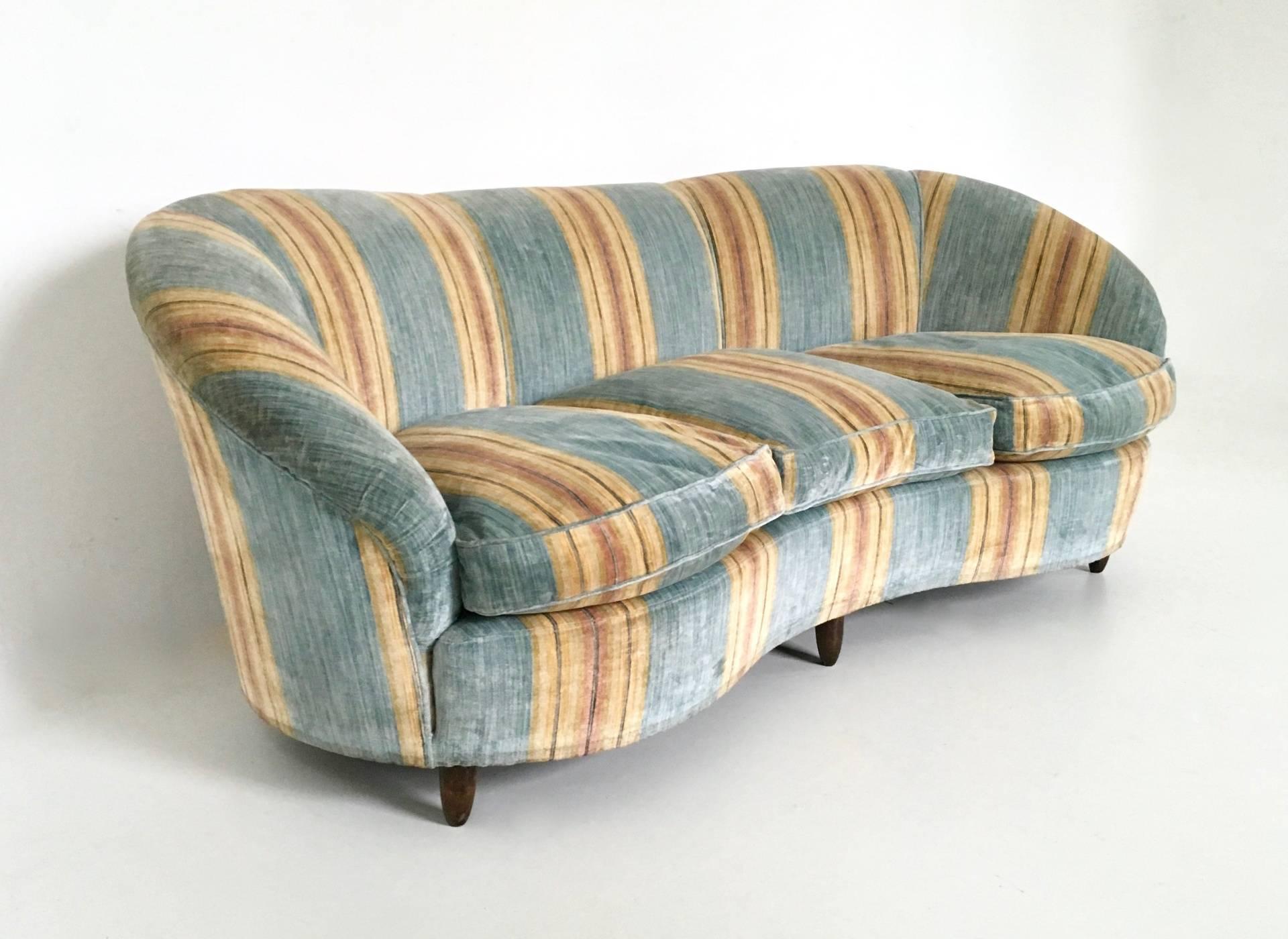 This is a high-quality sofa. Upholstered in velvet.
In excellent original condition.