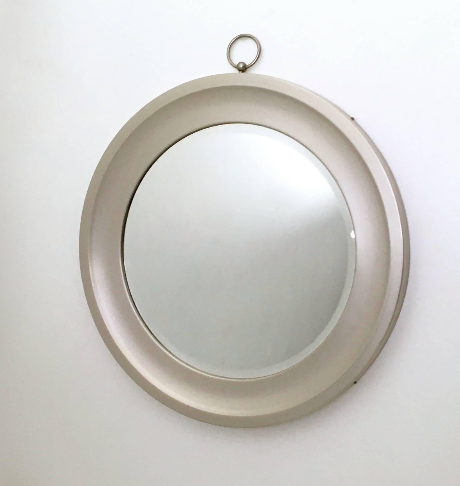 Hergestellt in Italien, 1970er Jahre. 
Dieser Spiegel hat einen Stahlrahmen.
Da es sich um ein Vintage-Stück handelt, kann es leichte Gebrauchsspuren aufweisen, aber es ist in einem ausgezeichneten Originalzustand und bereit, ein Stück in einer