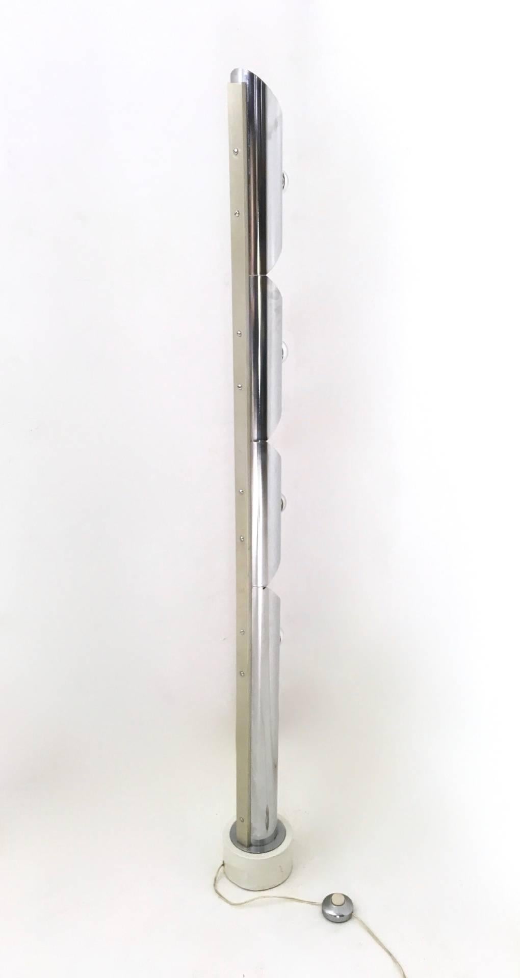 italien Lampadaire à colonne en métal verni postmoderne reconnaissable à Reggiani, Italie en vente