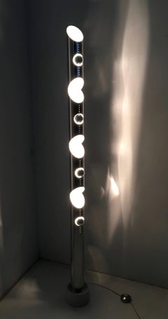 Lámpara de pie posmoderna de columna de metal barnizado Atribuible a Reggiani, Italia