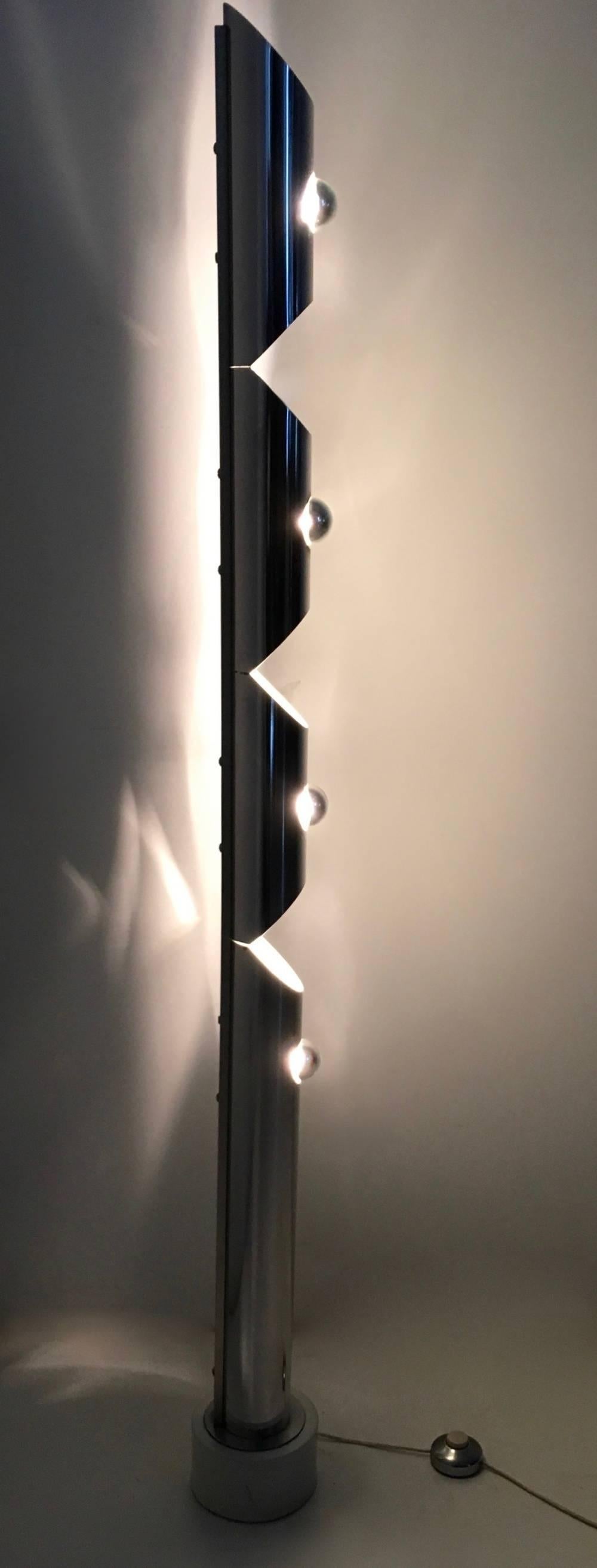 Lámpara de pie posmoderna de columna de metal barnizado Atribuible a Reggiani, Italia Posmoderno en venta