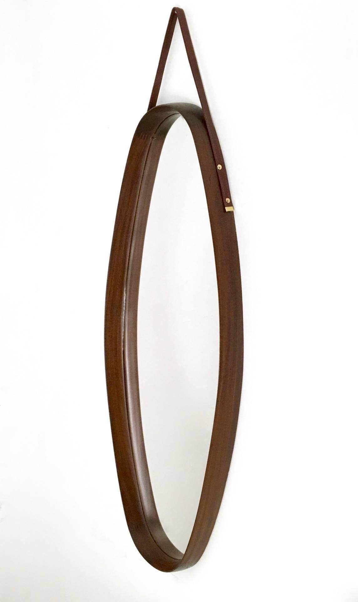 Made in brass, solid mahogany, mirror and leather.
The structure is in wood.
In perfect condition, as we replaced the leather with new one.