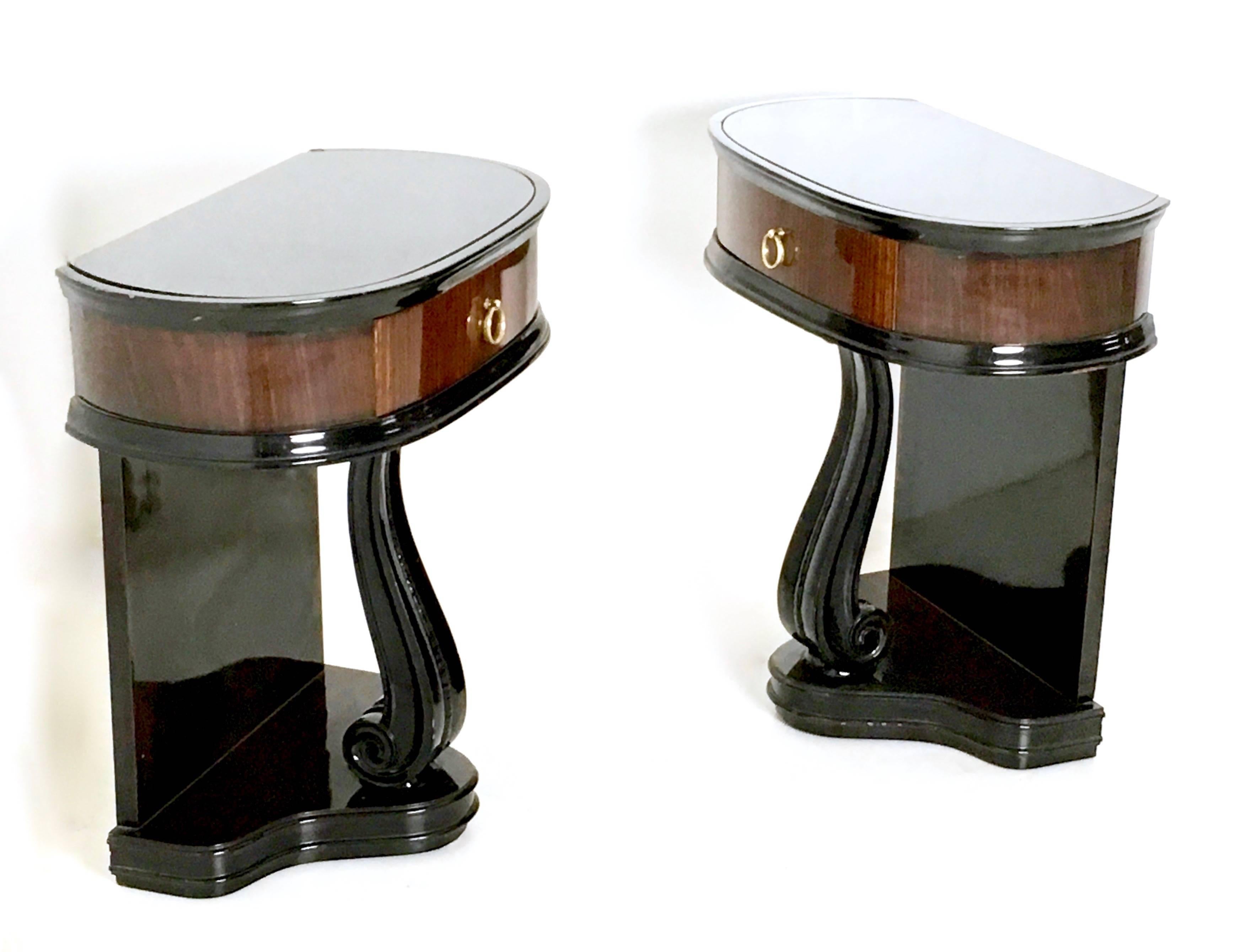 Made in lacquered and ebonized wood.
They feature a back-painted glass top and brass parts.
In excellent original condition.