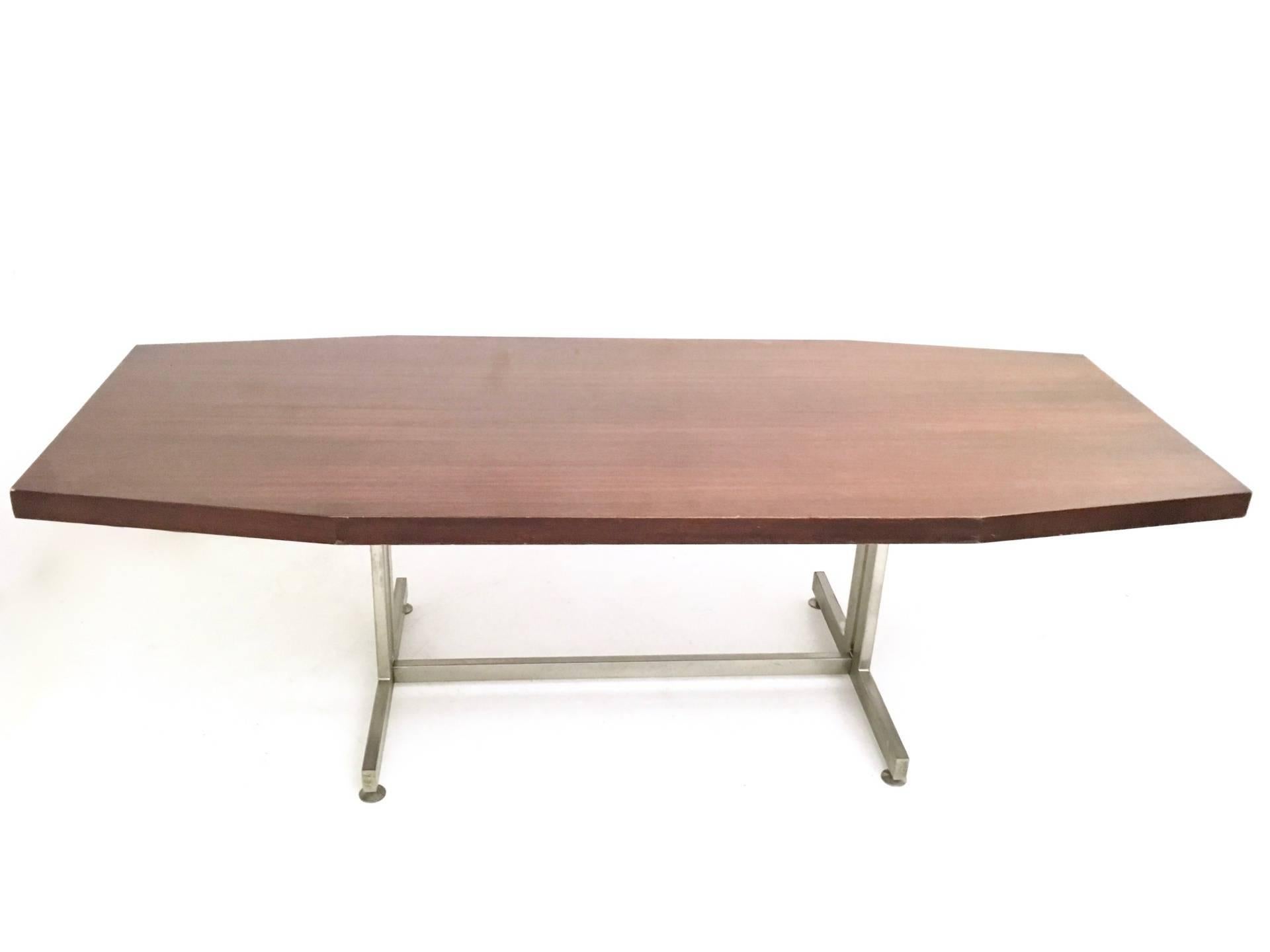 It features a wood top and a steel structure.
In very good original condition. 

Measure: Width 240 cm
Depth 100 cm
Height 75 cm.