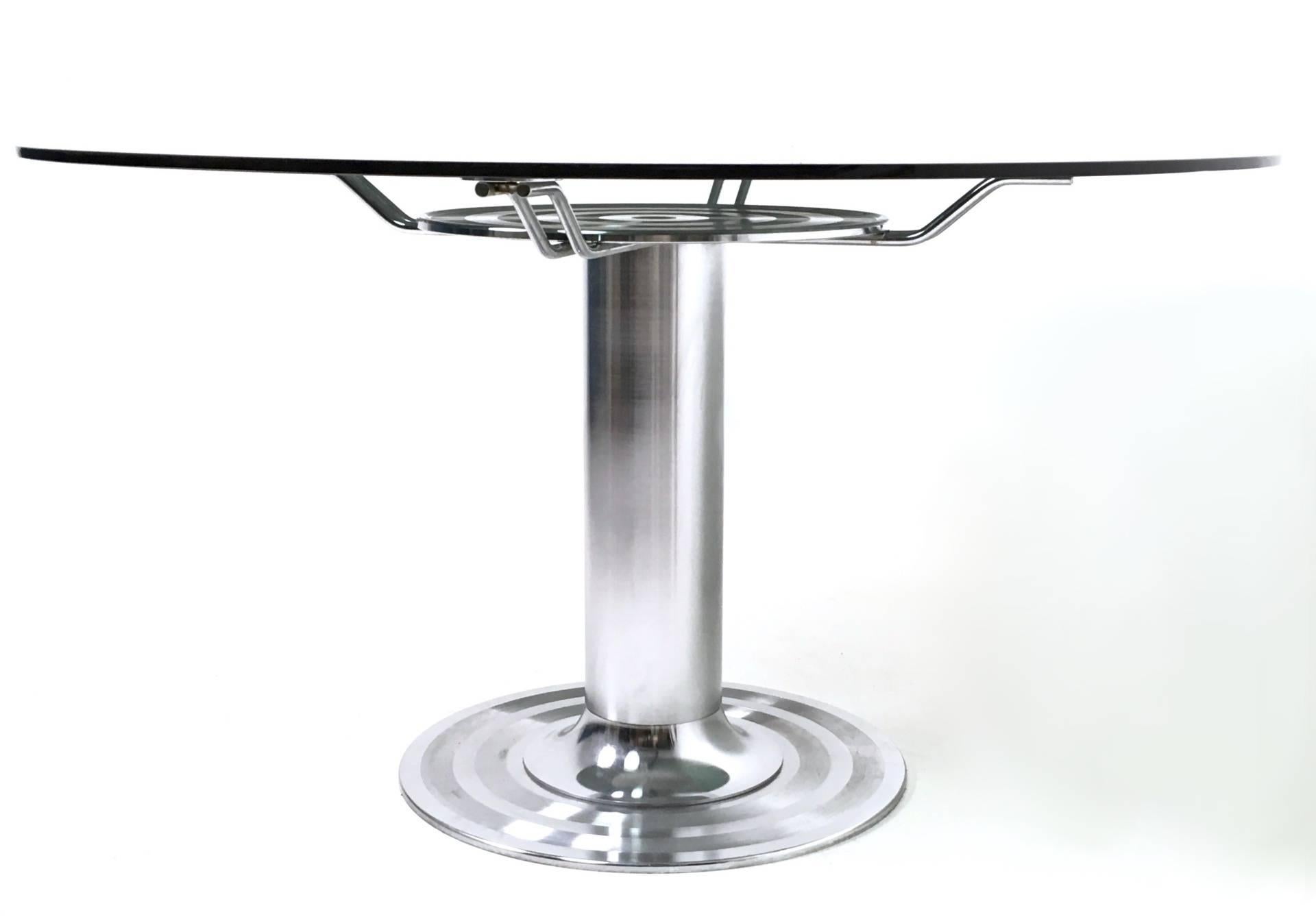 Postmoderne Table de salle à manger postmoderne en métal chromé avec plateau rond en verre trempé, Italie en vente