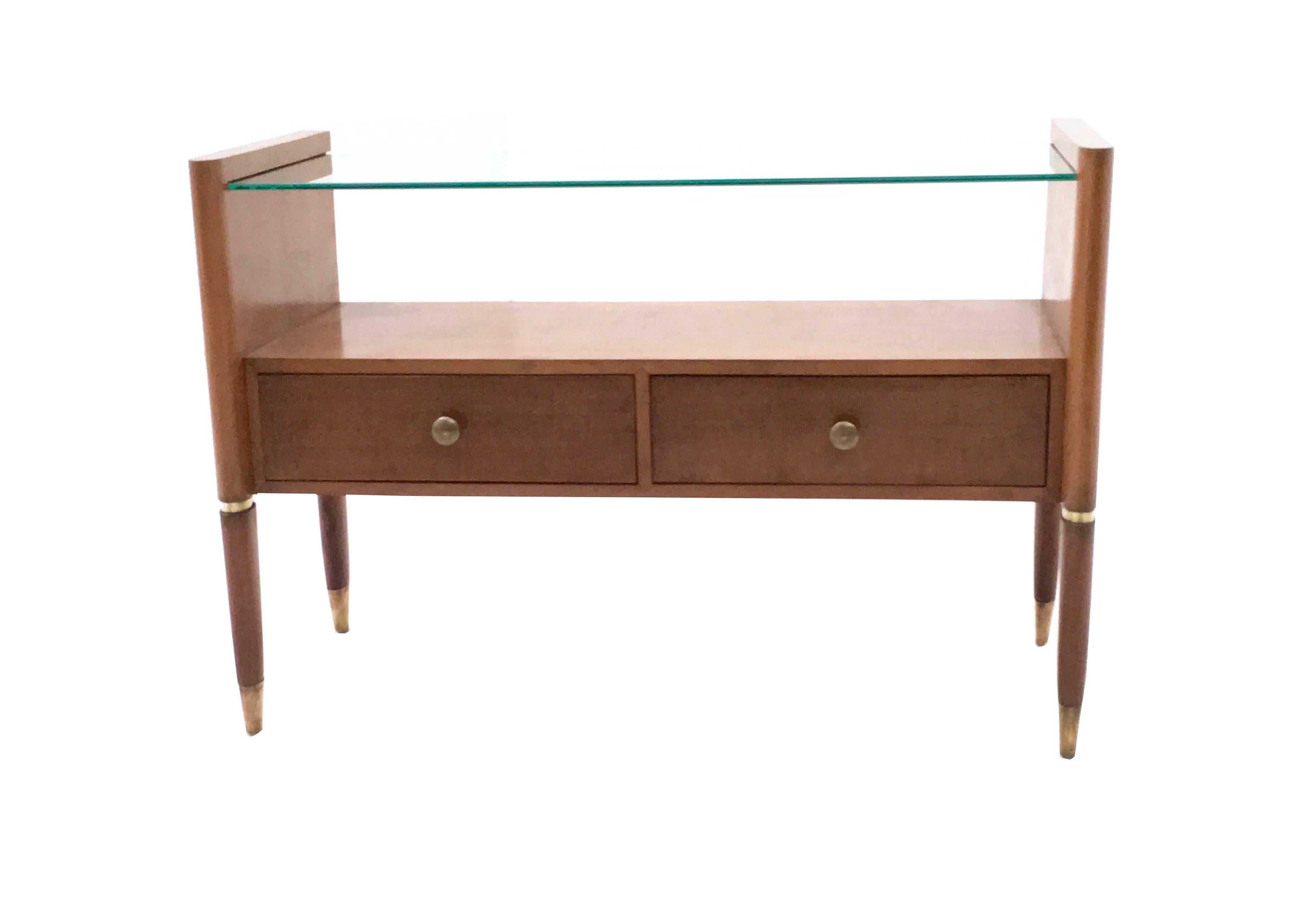 Made in Italy, 1940s
It is made in walnut and features a glass top and brass parts.
This nightstand has been entirely restored and manually polished with shellac.
It is interesting as it has been veneered and polished even on its back, so that it