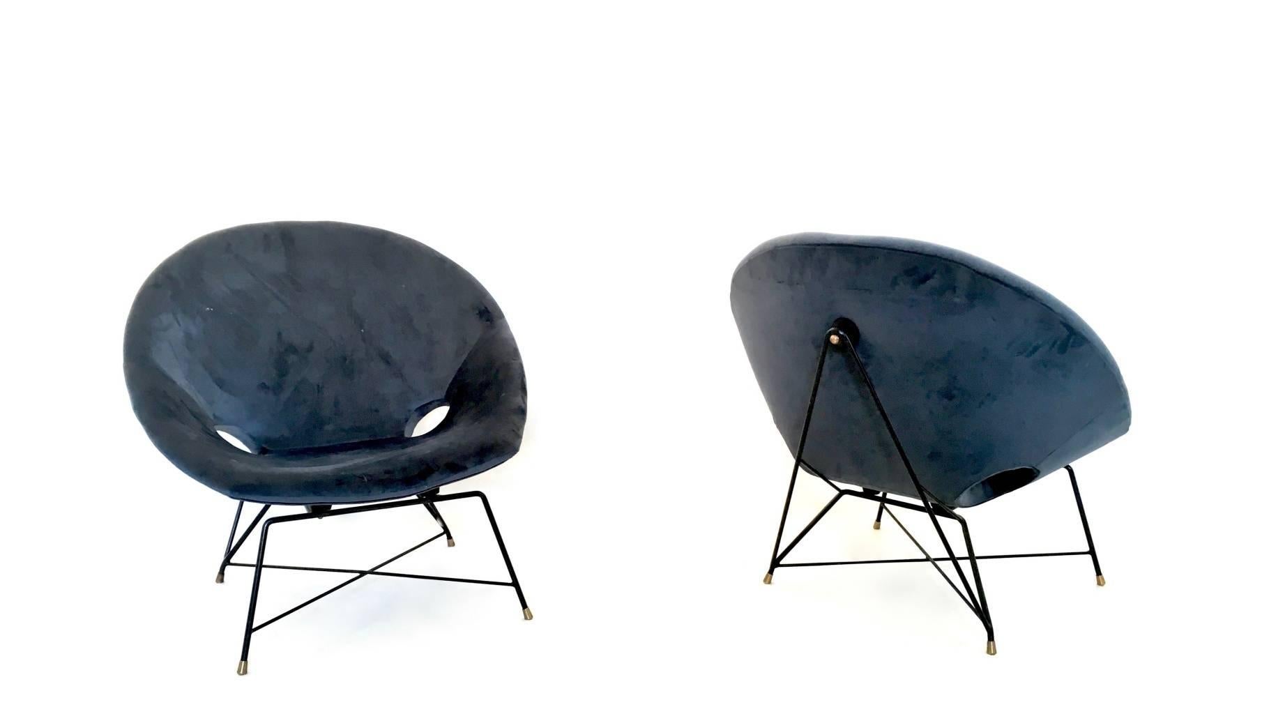 They are made in varnished iron, curved wood and these lounge chairs feature brass feet caps and padding upholstered in velvet.
They may show slight traces of use, but are in good original condition.
Measures: 
Width 80cm
Height 80cm
Depth 82cm
Seat