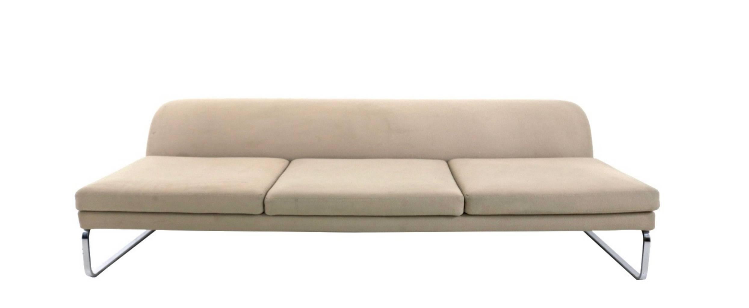 It features a very solid metal structure and padding upholstered in fabric by Tacchini.
It is in good original condition, but may show traces of use.

Measures: 
Width 212 cm
Height 60 cm
Depth 97 cm.