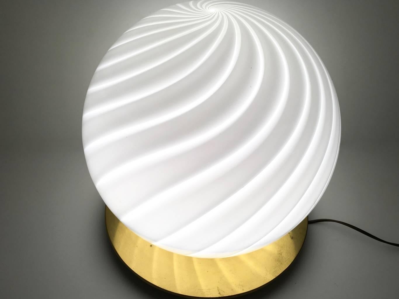 Large Round Murano Glass Table Lamp by Venini, Italy, 1970s In Excellent Condition In Bresso, Lombardy