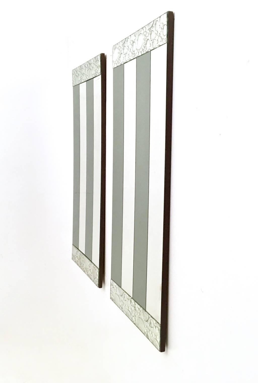 Made in Italy, 1970s.
These mirrors feature a beech frame and bicolor stripe patterned mirror with edges that have a bubble design
They are vintage, therefore they might show slight traces of use, but they can be considered as in very good