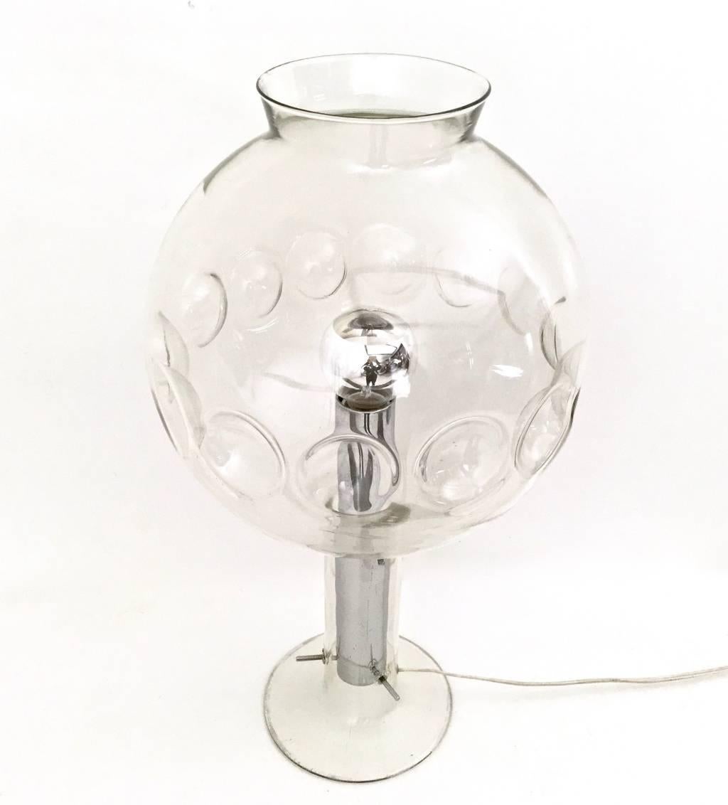Postmoderne Lampe de bureau postmoderne en acier avec abat-jour sphérique en verre de Murano, Italie en vente