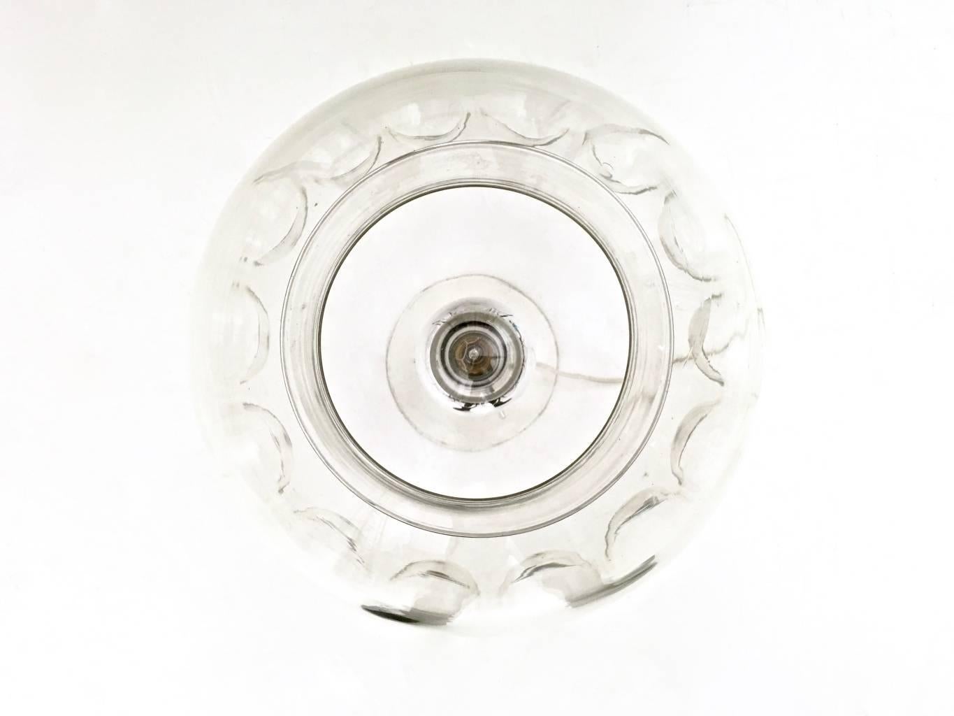 Postmoderne Tischleuchte aus Stahl mit einem Lampenschirm aus kugelförmigem Murano-Glas, Italien (Muranoglas) im Angebot