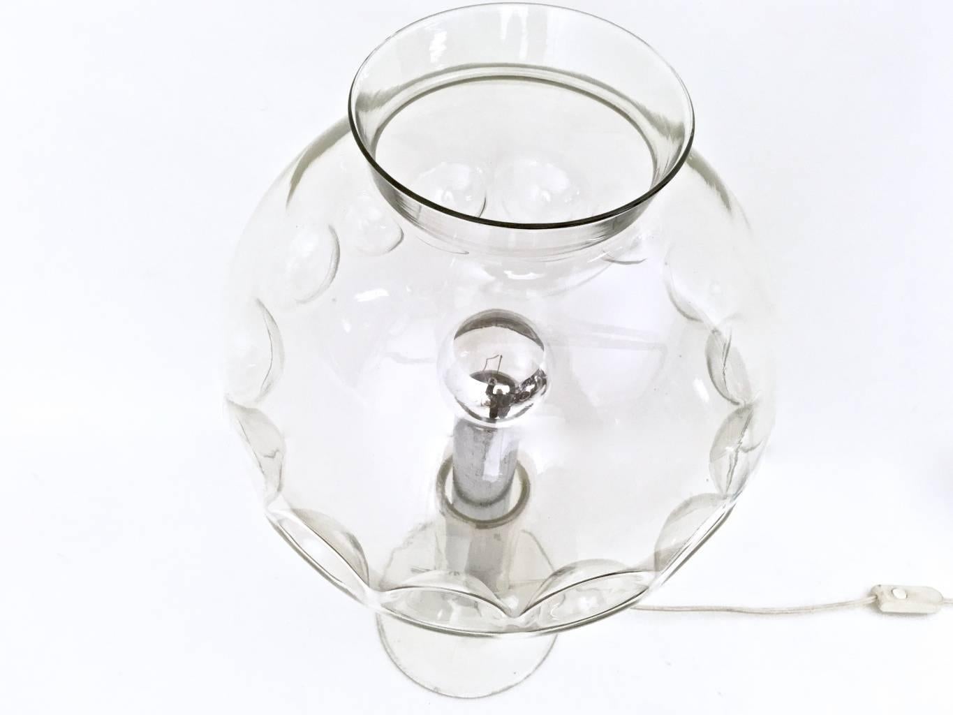 Postmoderne Tischleuchte aus Stahl mit einem Lampenschirm aus kugelförmigem Murano-Glas, Italien (Ende des 20. Jahrhunderts) im Angebot
