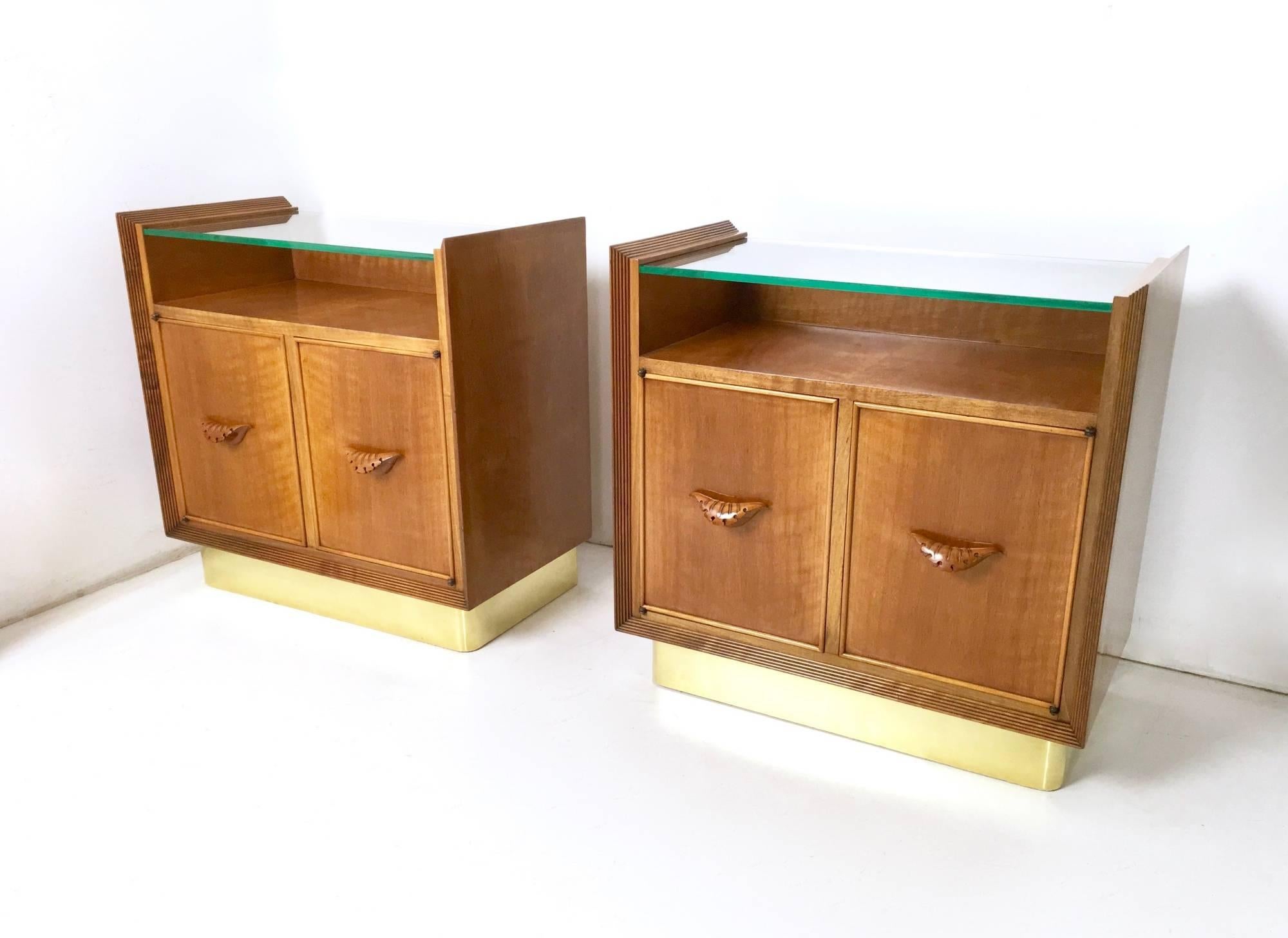 These beautiful nightstands are ascribable to Osvaldo Borsani and are made in walnut and brass.
They feature a crystal top and carved handles.
In perfect condition as they have been perfectly restored.
These stunning nightstands are ready to
