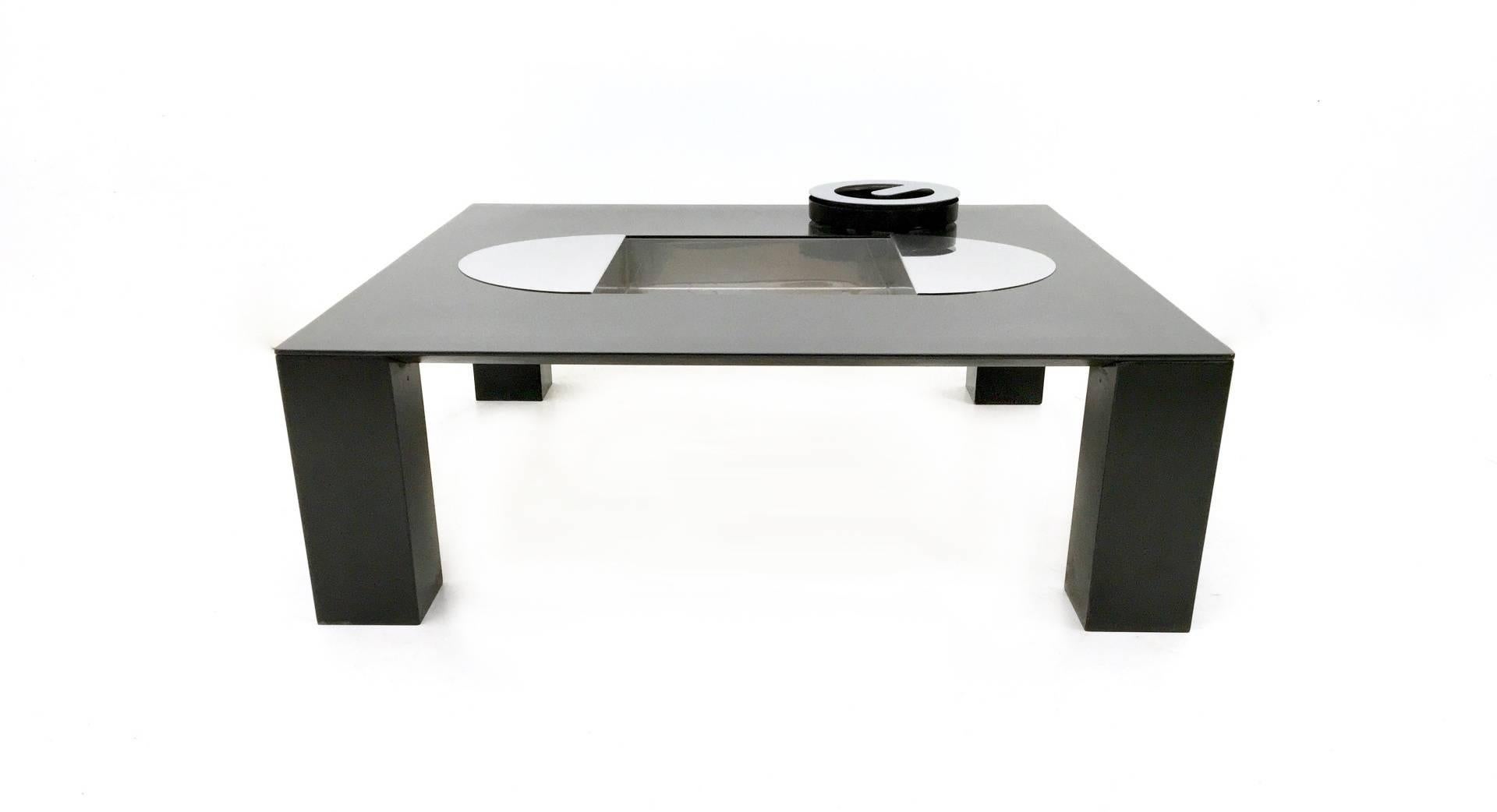This is an elegant and sculptural square lacquered table (TEBE) designed by Giovanni Offredi and produced by Saporiti, 1970s.
It is in lacquered wood and has a chromed metal centre.
It is marked by the producer and it is in excellent original