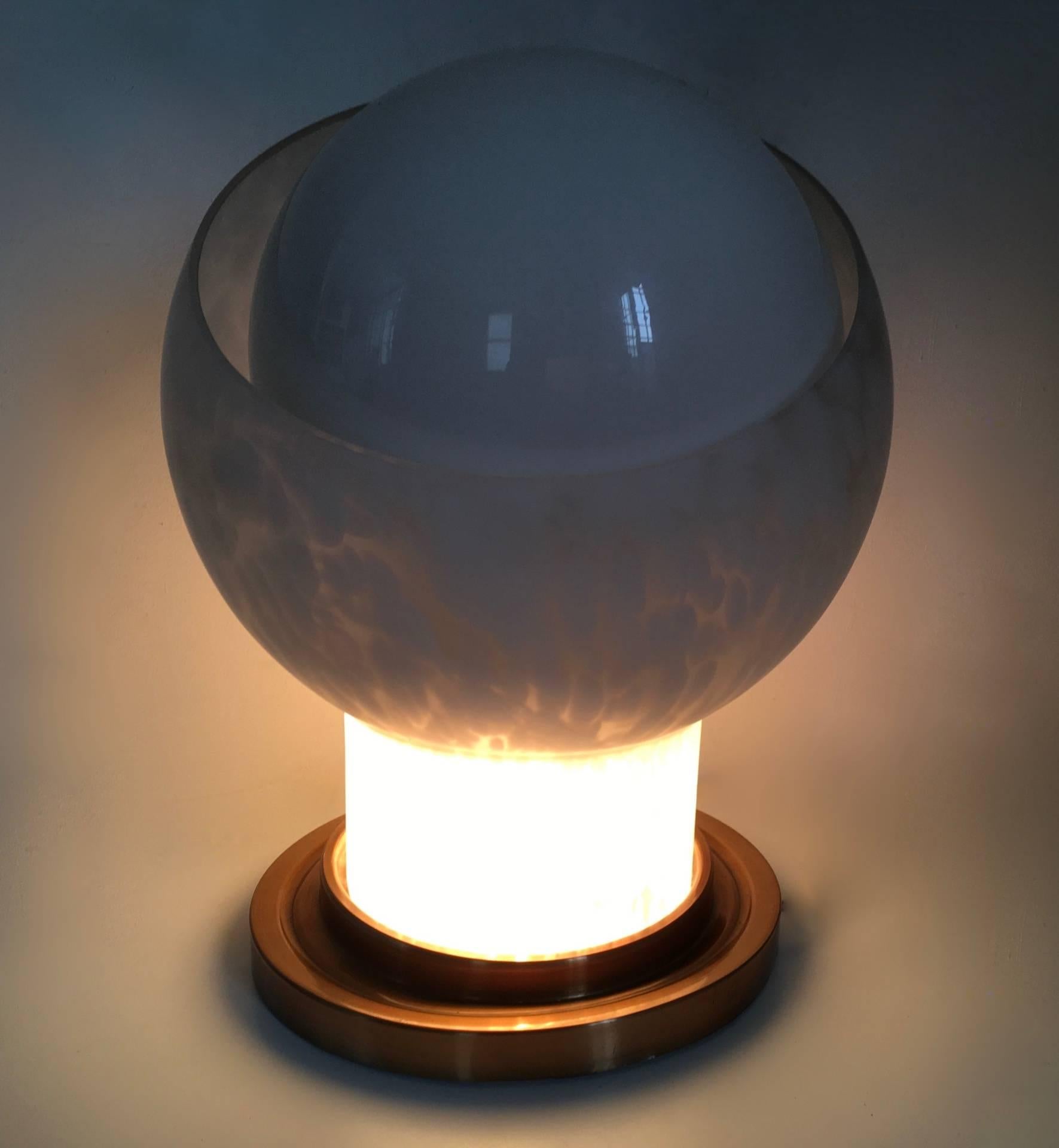 italien Lampe de bureau postmoderne en laiton et verre soufflé sphérique par Mazzega, Italie en vente